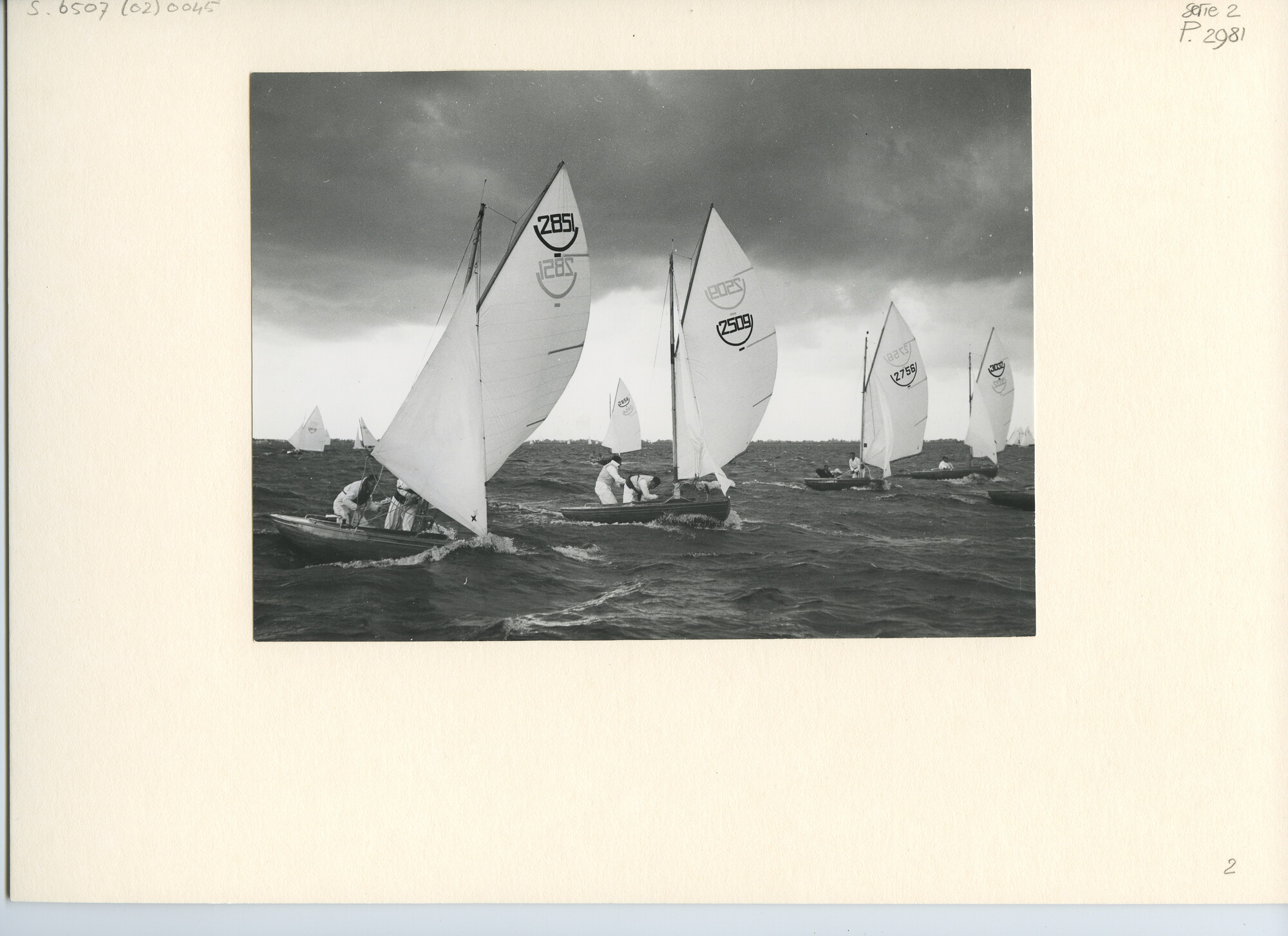 S.6507(02)0045.06; Zwart-wit foto van het Nederlands Kampioenschap 1962 in de 16m² klasse met harde wind; foto