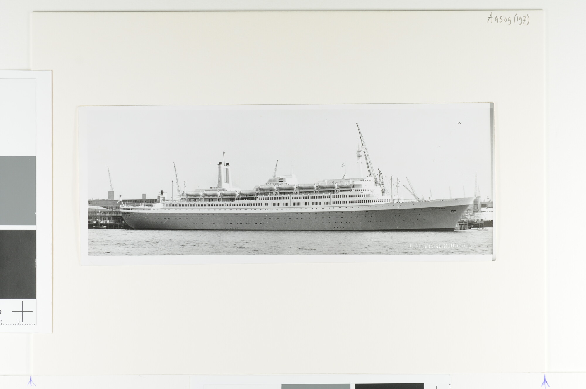 A.4509(197); Het passagiersschip ss. 'Rotterdam' van de Holland-Amerika Lijn ligt; foto