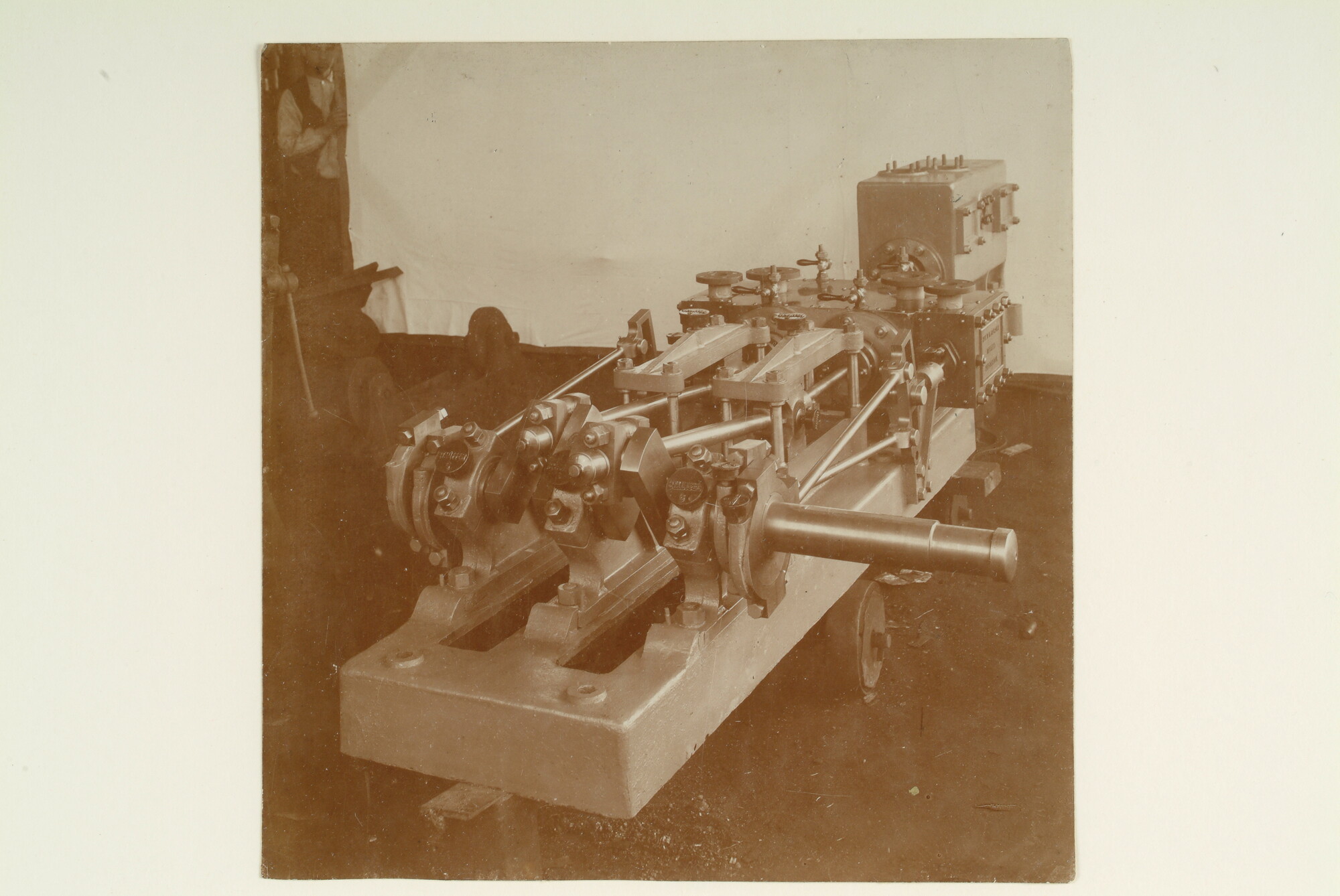 S.1156(06)231; Foto's [waarvan twee identiek] van een stoommachine (voor- en zijkant) voor de stoomkabelpont; foto