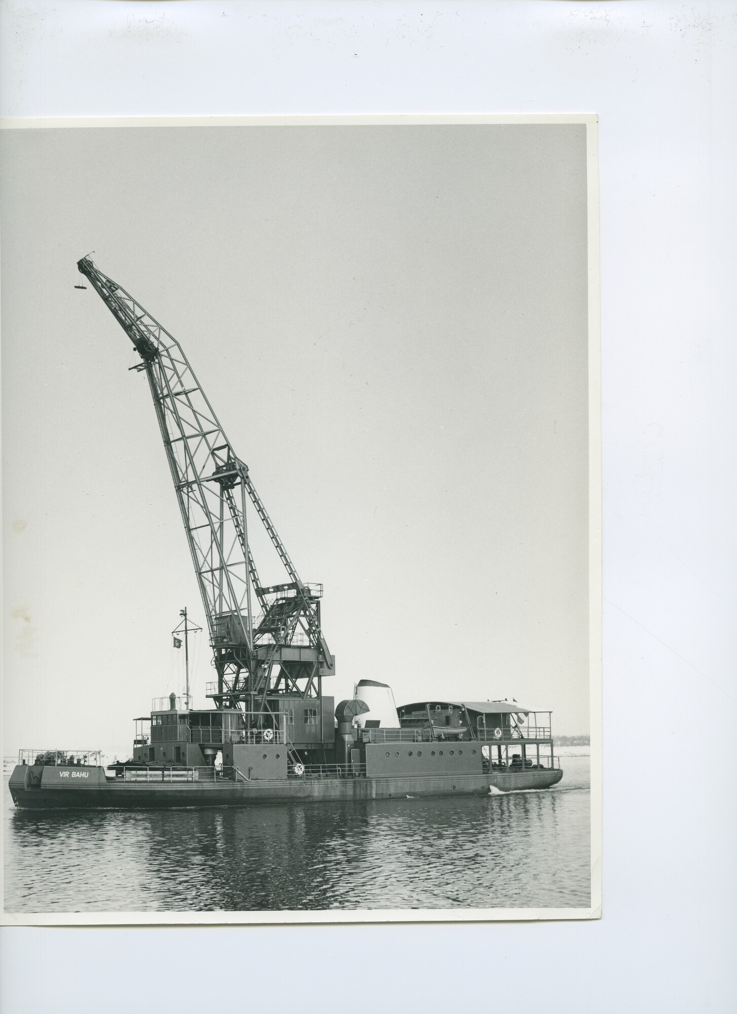 S.5621(01)0104; Foto van zelfvarende 30 tons drijvende kraan "Vir Bahu".; foto