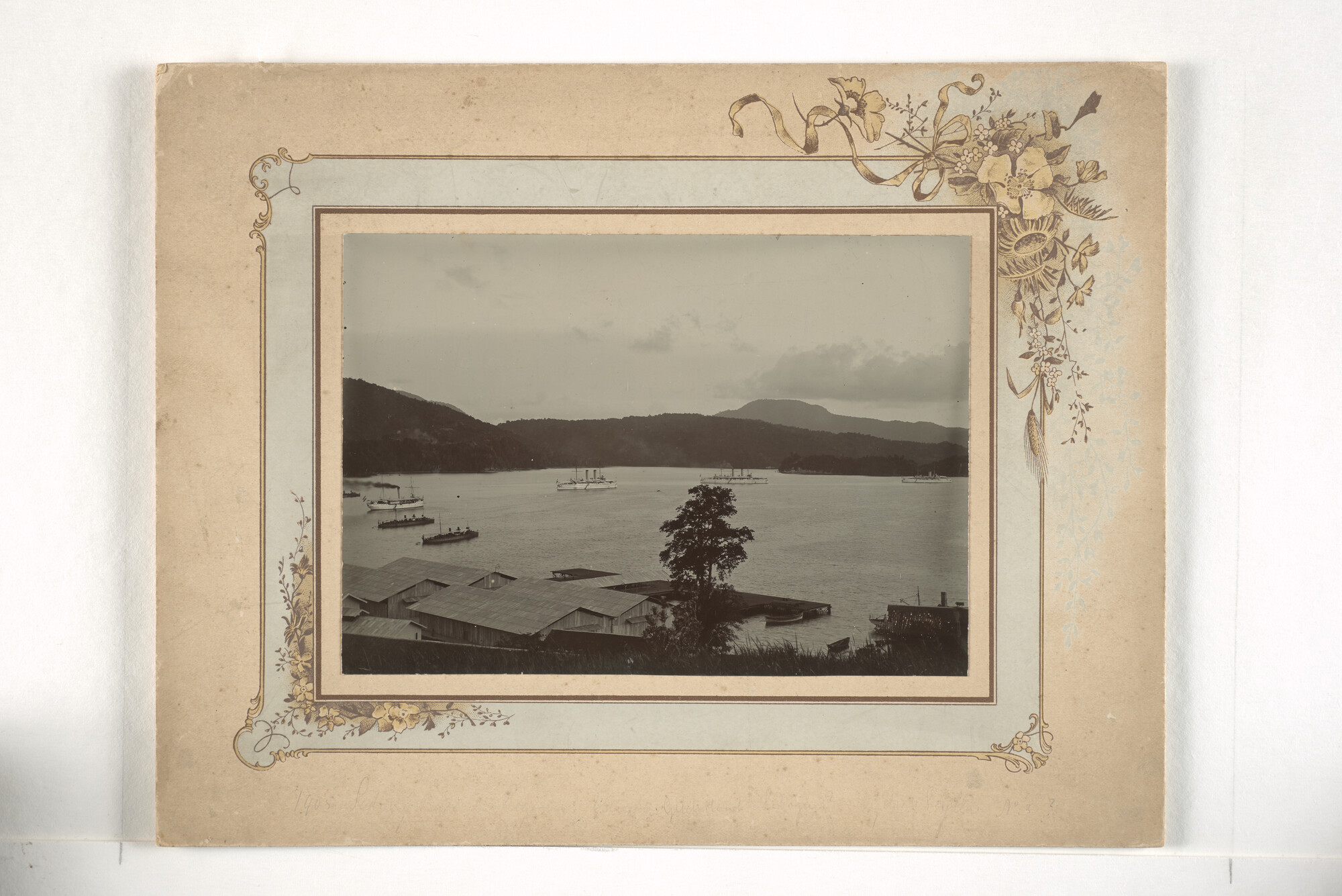 1995.1485; De Nederlandse vloot (zgn 'Java-divisie') in Nederlands-Indië, verzamelt in de Sabangbaai ter handhaving van de neutraliteit, januari 1905; foto