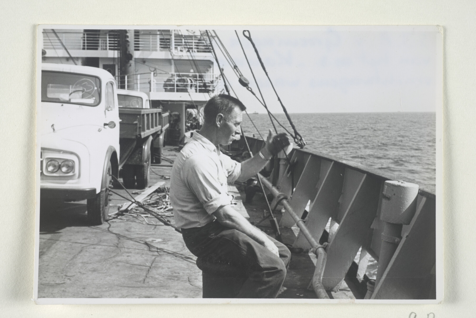 S.5009(03)09; Drie opnamen van S.J.A. van Groeningen aan boord van ms. 'Karimata', 1967; fotoreportage