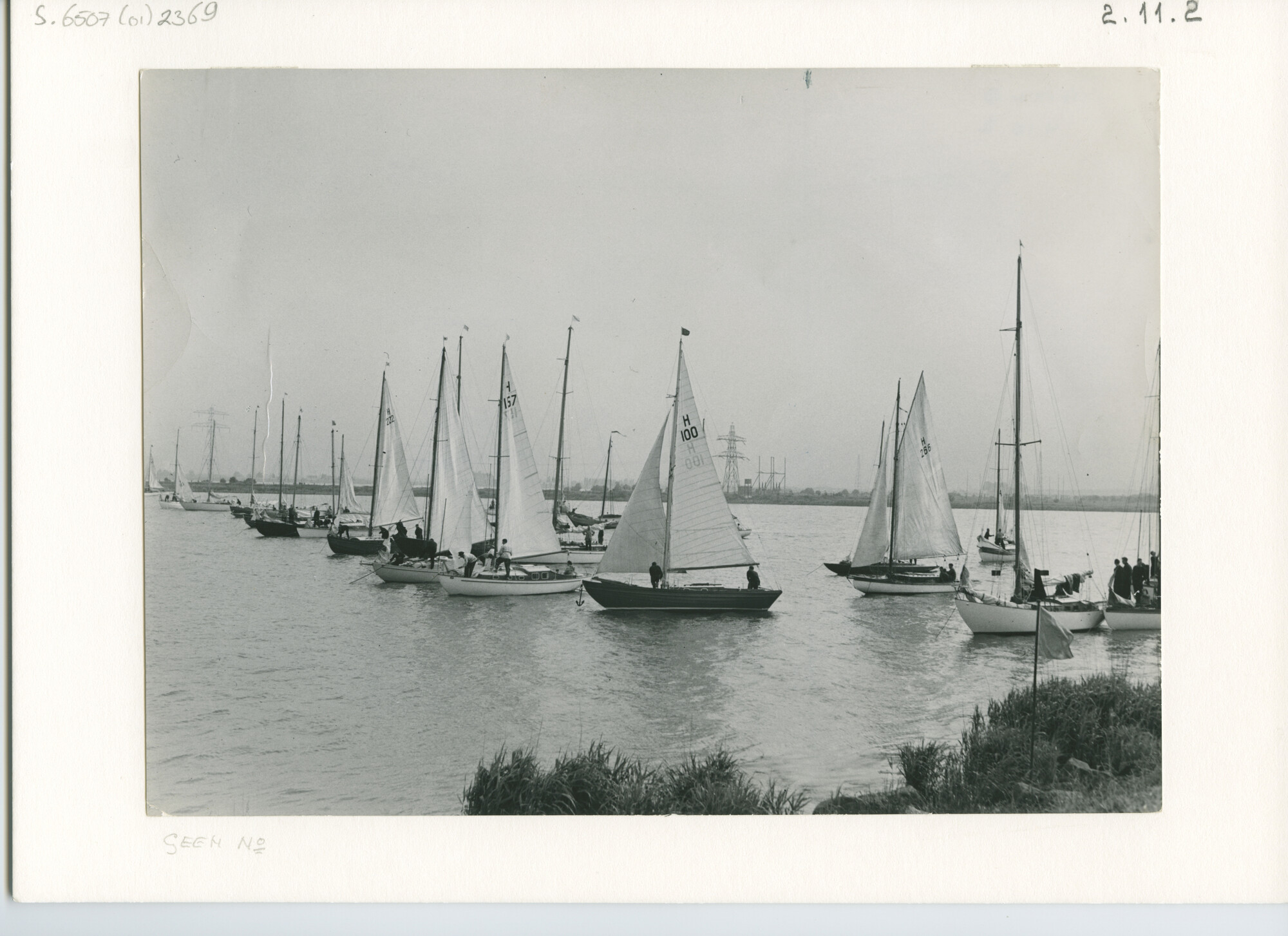 S.6507(01)2369; Deelnemende R.O.R.C. (Nederland) jachten aan de 100-Mijl-Race 1950 in afwachting van de start; foto
