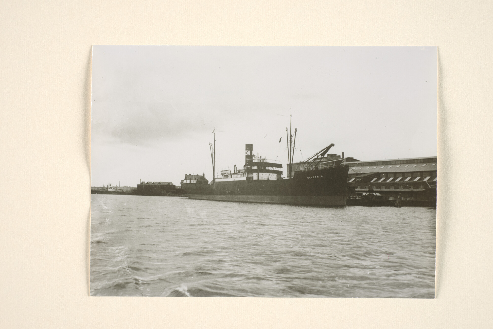 1995.7083; Het vrachtschip ss. Beverwijk van Stoomvaart Maatschappij 'Wijklijn'; foto