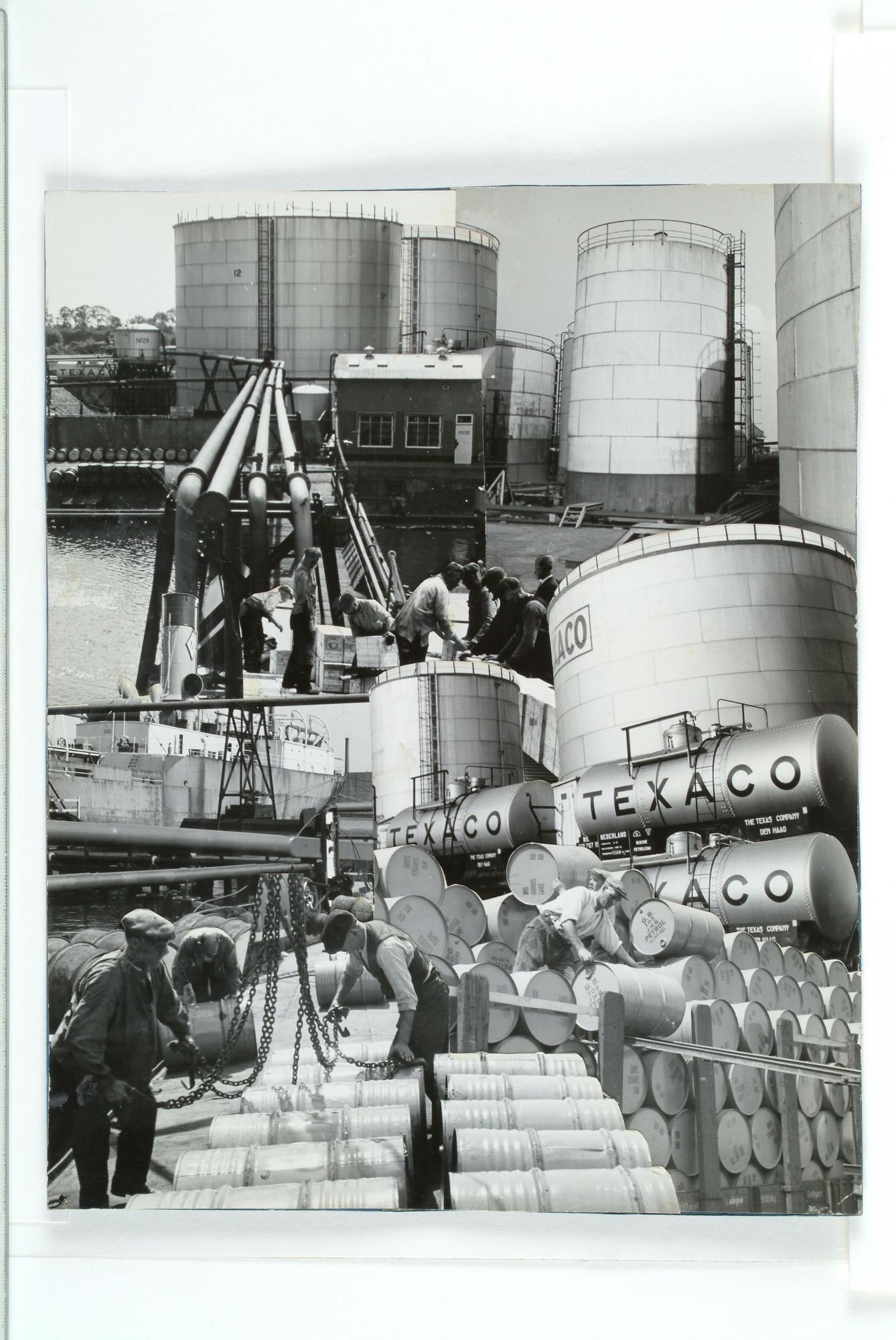 1998.1715 a; Collage met foto's gemaakt in de haven van Amsterdam, omstreeks 1935; foto