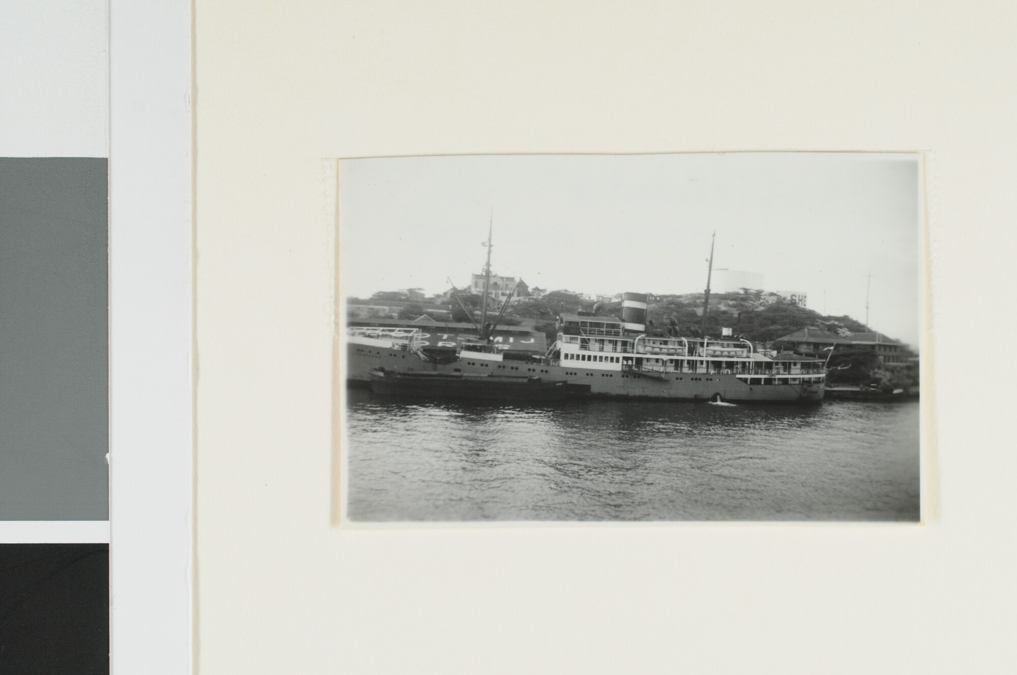 S.5432(02)12; Het vracht-passagiersschip ss. 'El Liberator' van de KNSM ligt afgemeerd te Valparaiso, november 1935; foto