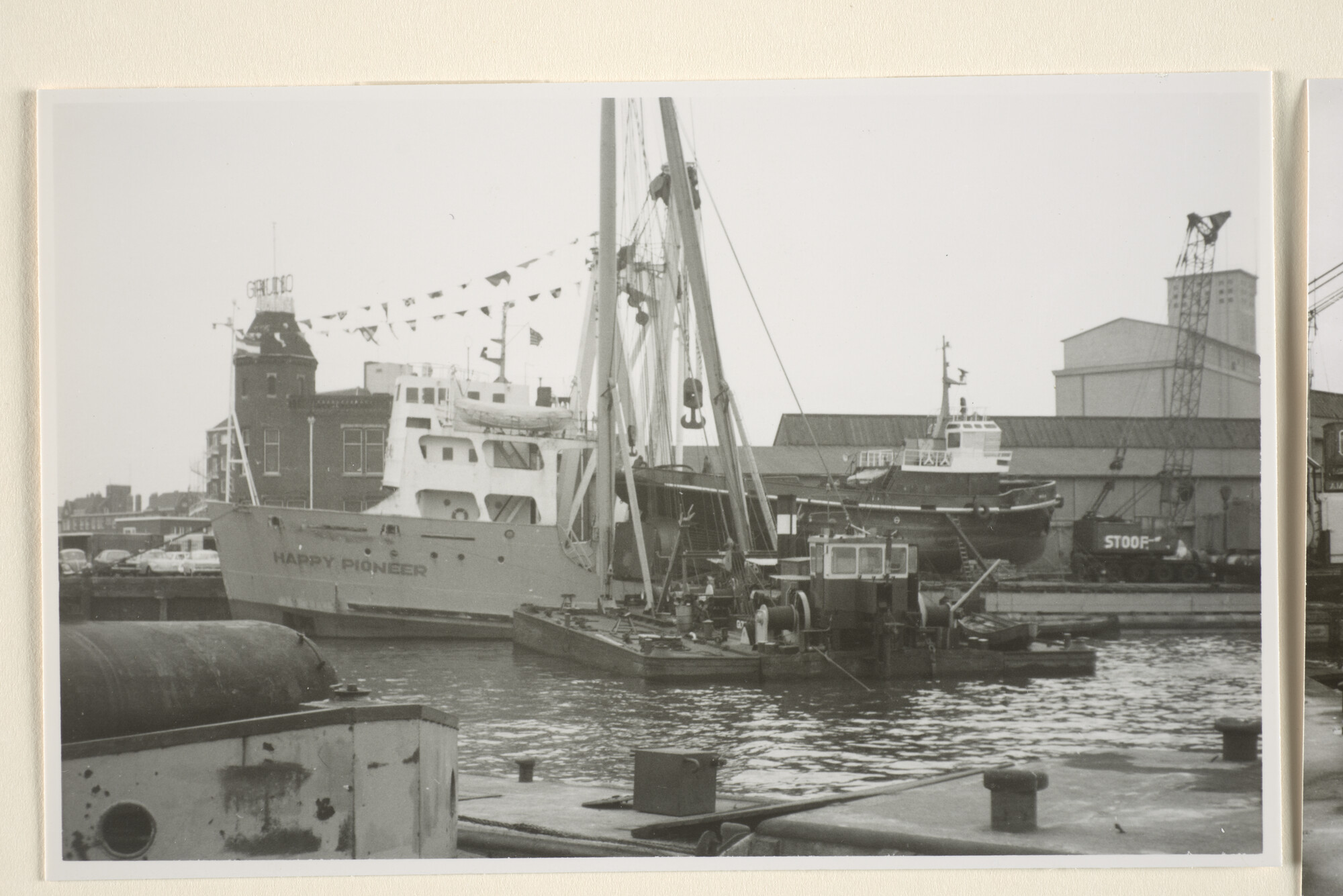 1996.3488; Foto's van het verschepen van de sleepboot Mula van L. Smit & Cos Internationale Sleepdienst (ex- Hendrik P. Goedkoop [...]; fotoreportage