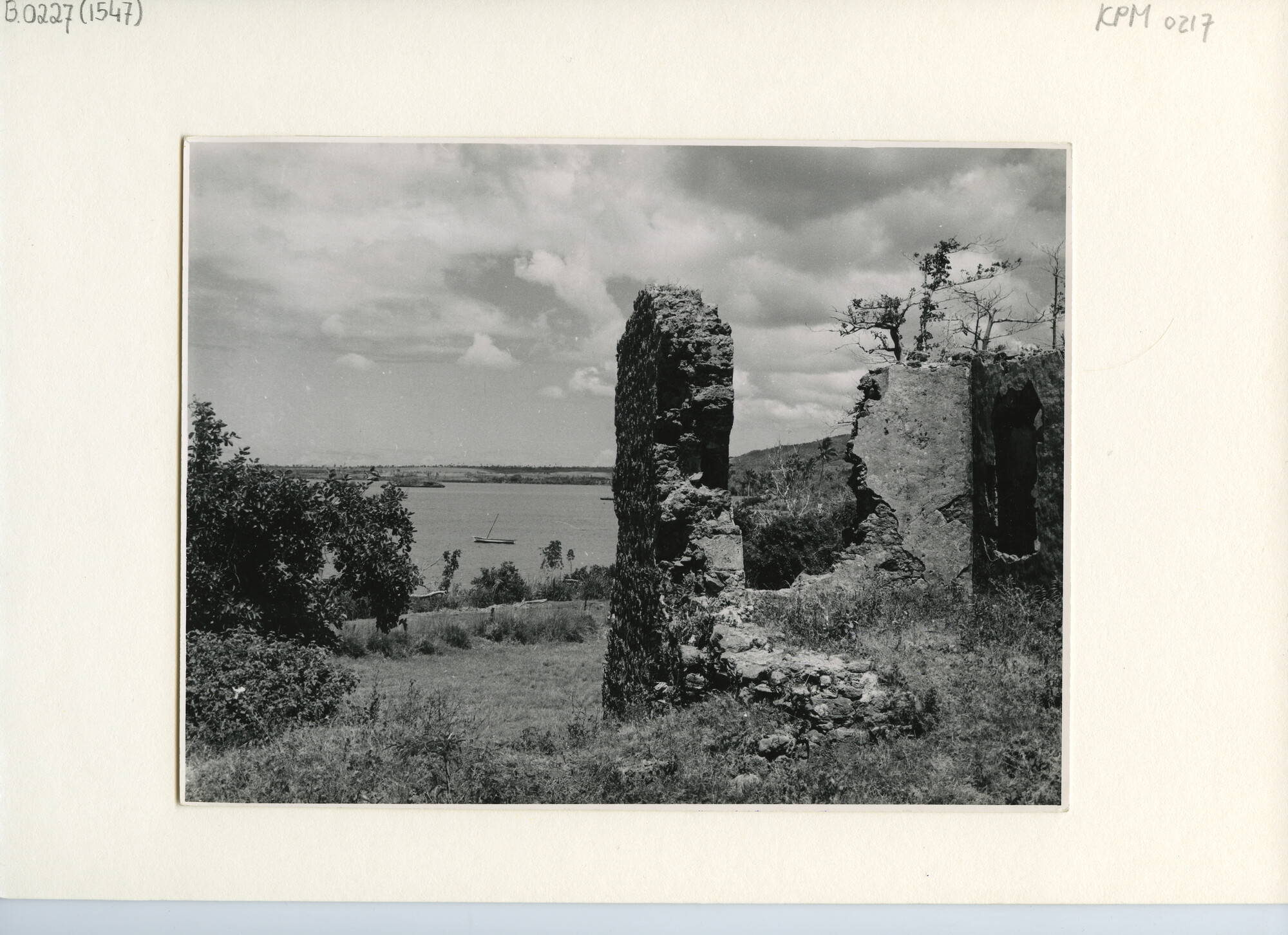 B.0227(1547); Ruines van het voormalig Nederlands (VOC-) fort nabij Grand Port op Mauritius; foto