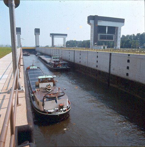 S.9100(7323); Dia van de binnenvaartschepen ms. Vreeswijk en Westwijk in de nieuwe [...]; diapositief