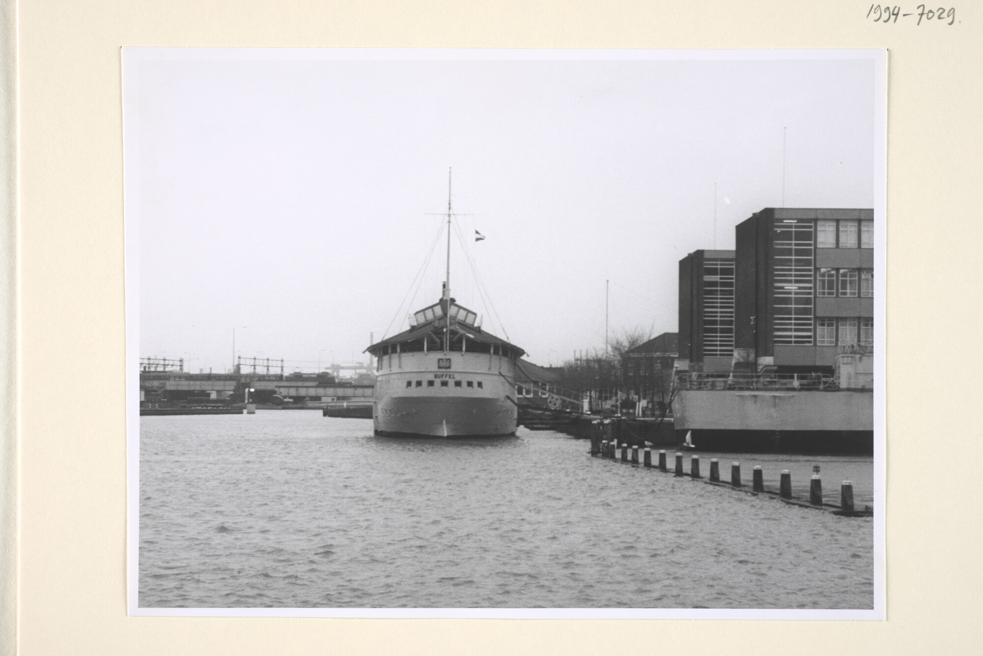 1994.7029; Foto's van het strijken van de Nederlandse vlag bij de uit dienststelling van het logementschip Hr.Ms. 'Buffel' bij het Marine Etablissement te Amsterdam; fotoreportage