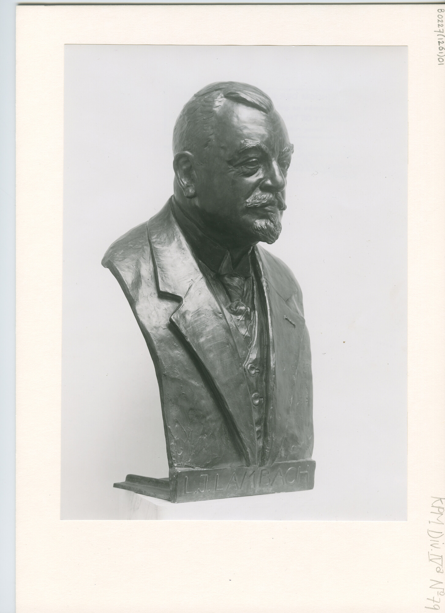 B.0227(1261)01; Foto van het borstbeeld van L.J. Lambach; foto