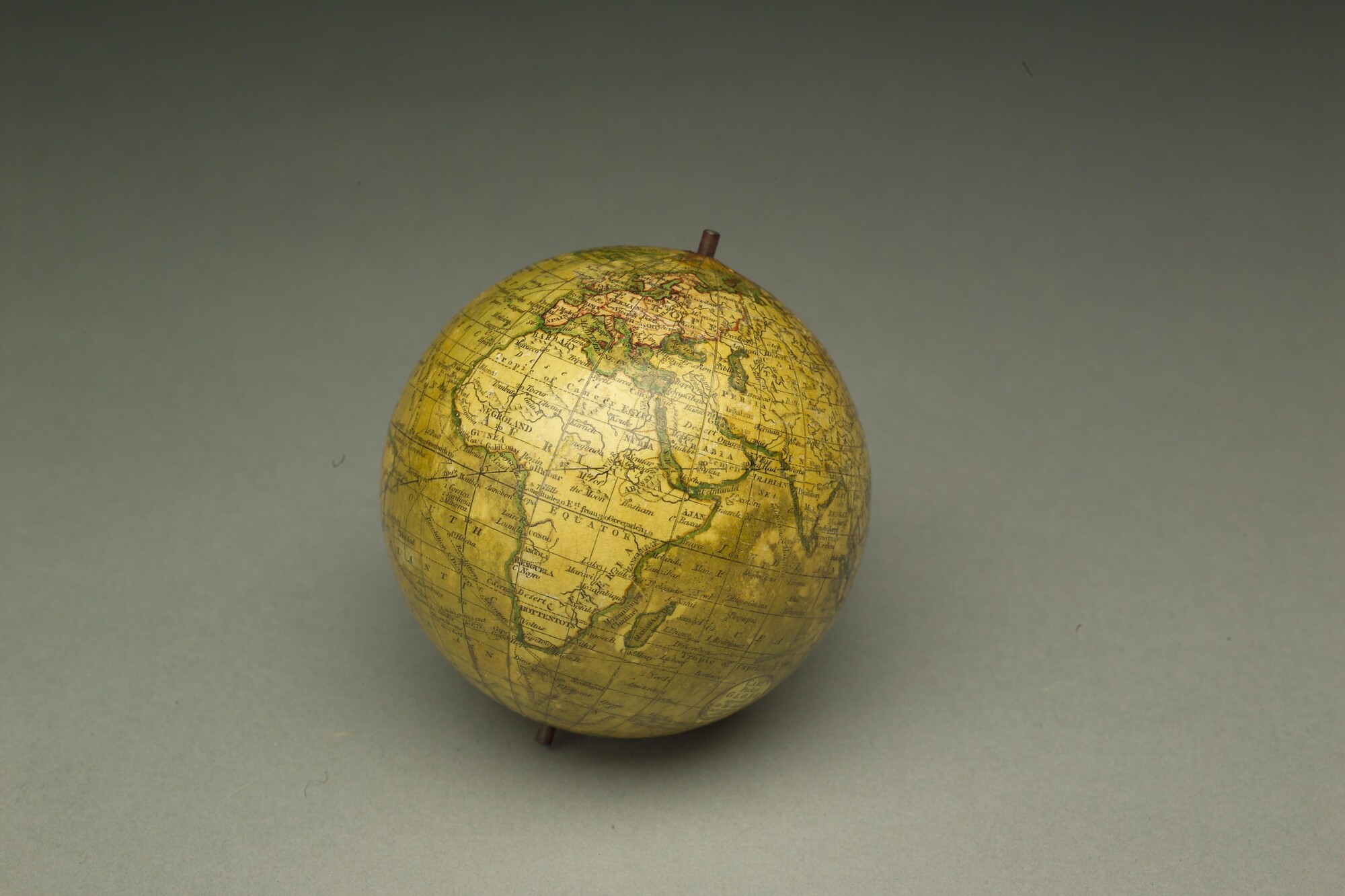 A.0145(025)11; Aardglobe in zakformaat van 7,75 cm. in doorsnede in foedraal, door John en William Cary, Londen, 1791; globe