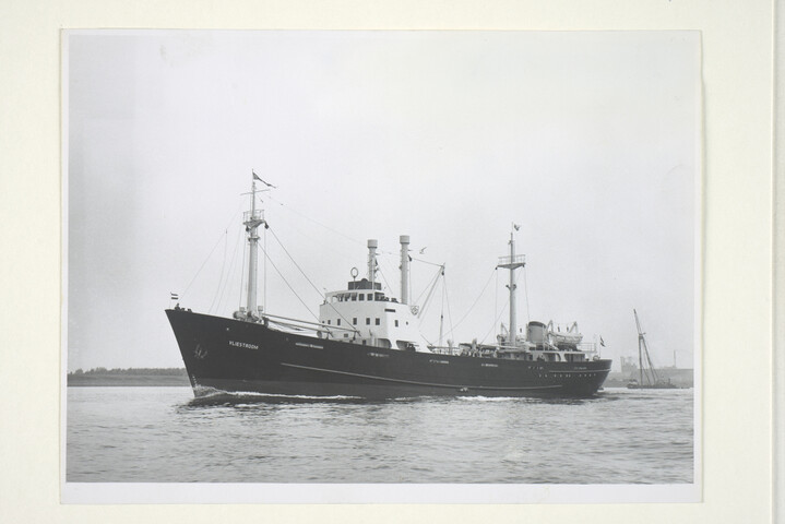S.5219(12)0280; Foto's van de proeftocht van het vrachtschip ms. 'Vliestroom', gebouwd op de langshelling van de ASM bakboordaanzicht op de Nieuwe Waterweg richting zee; fotoreportage