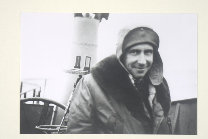 2000.3666; Portretfoto van Frans Damen, oudste officier, en de enige aan boord van de 'K XV', met een bontmuts (badaclava) tot jaloezie van de overige bemanning, mei 1943; foto