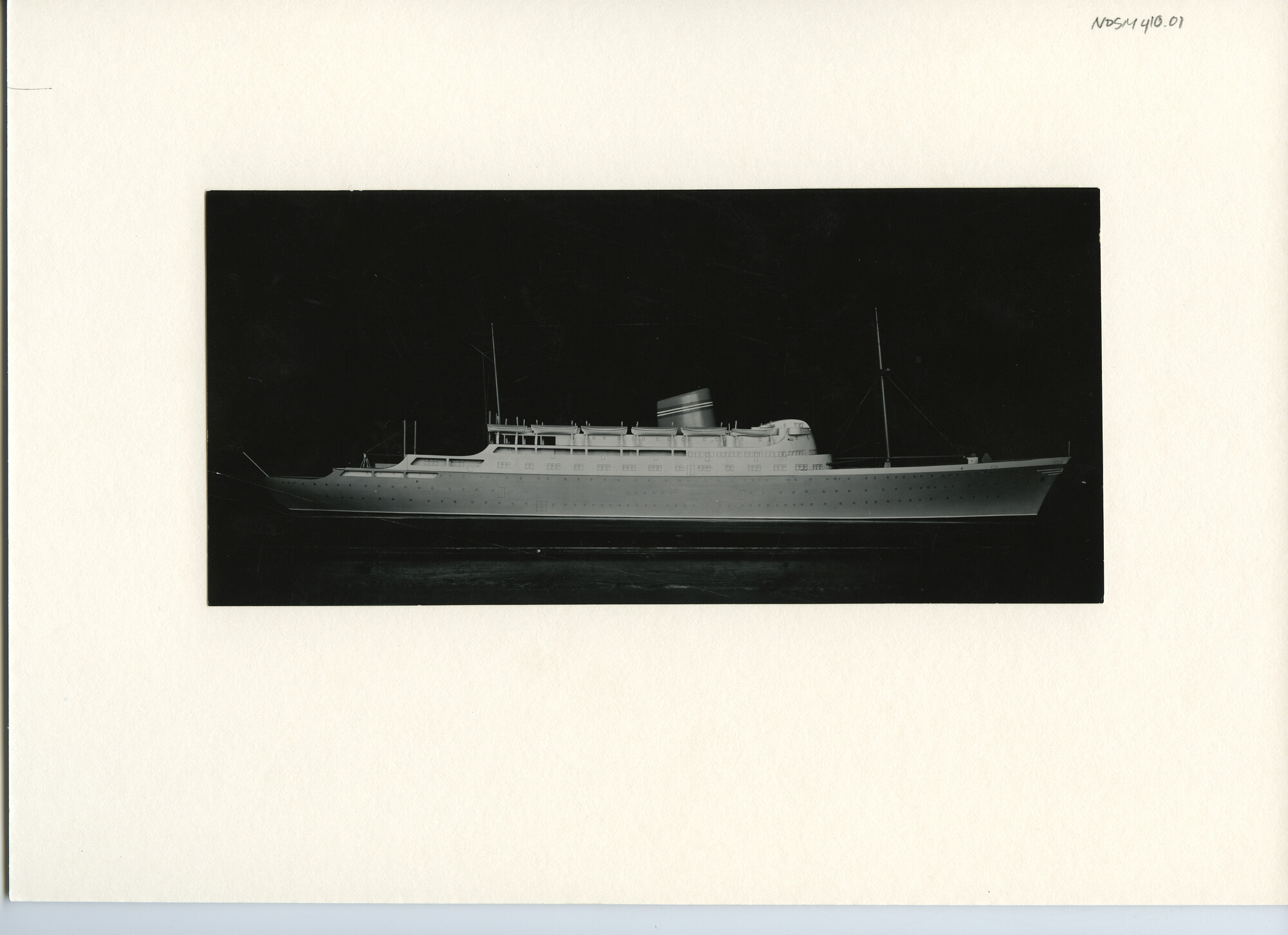 S.5444(1788)2; Foto van het (waterlijn-) scheepsmodel van het Noorse passagiersschip ms. Oslofjord; foto