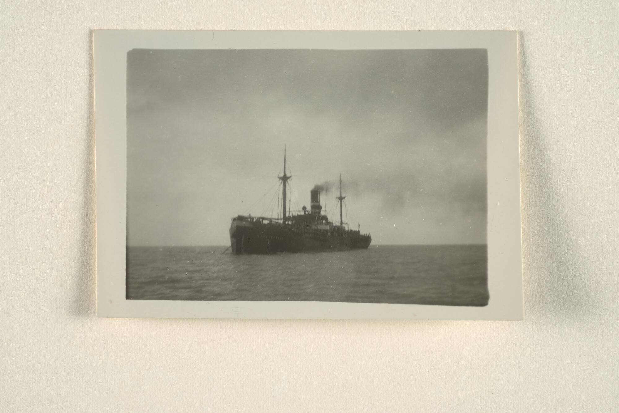 1996.0525; Het vrachtschip ss. 'Soesterberg' van de Stoomboot Maatschappij Hillegersberg ligt klaar voor vertrek vanaf de rede van Libreville (Gabon [...]; foto