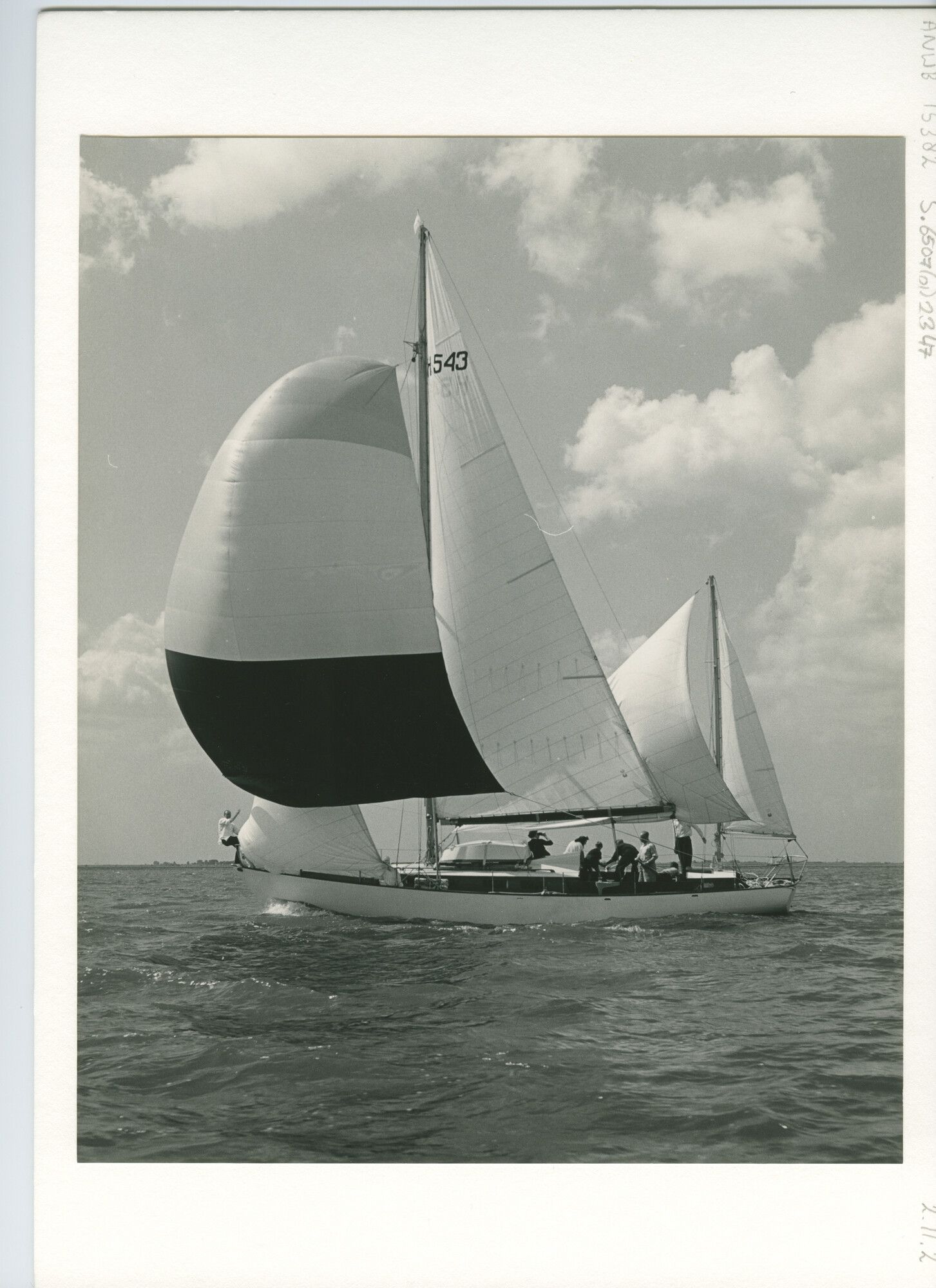 S.6507(01)2347; Foto van zeilschip in volle vaart; foto