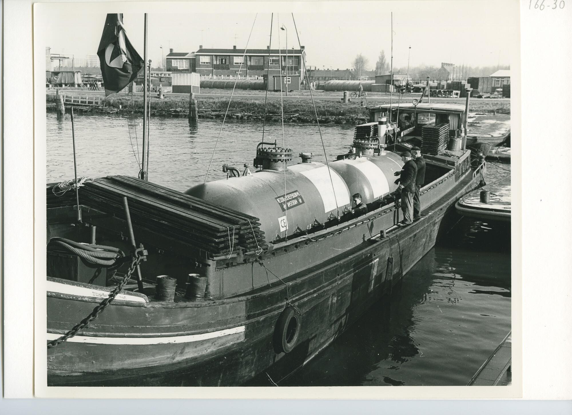 S.5444(04873)01; Foto van de verscheping van een drukvat gebouwd door NDSM-apparatenbouw; foto