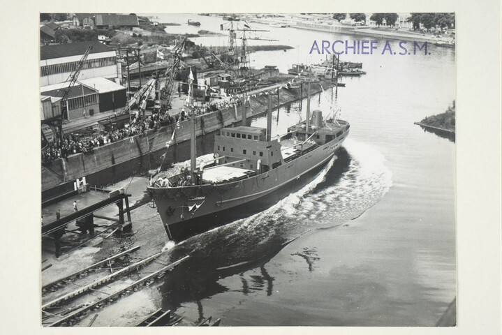 S.5219(12)0278; Foto's van de tewaterlating van het vrachtschip ms. 'Vliestroom' van de Hollandsche Stoomboot Maatschappij (HSM), gebouwd op de langshelling van de ASM; fotoreportage