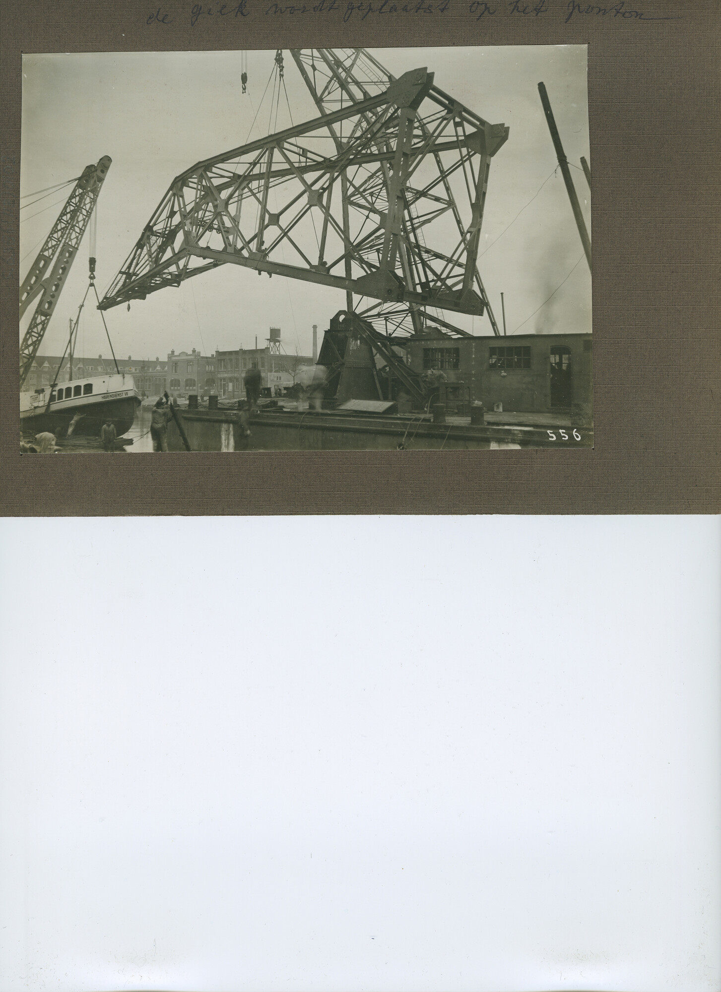 S.6386(113)0102; Foto van de giek wordt geplaatst op het ponton; foto