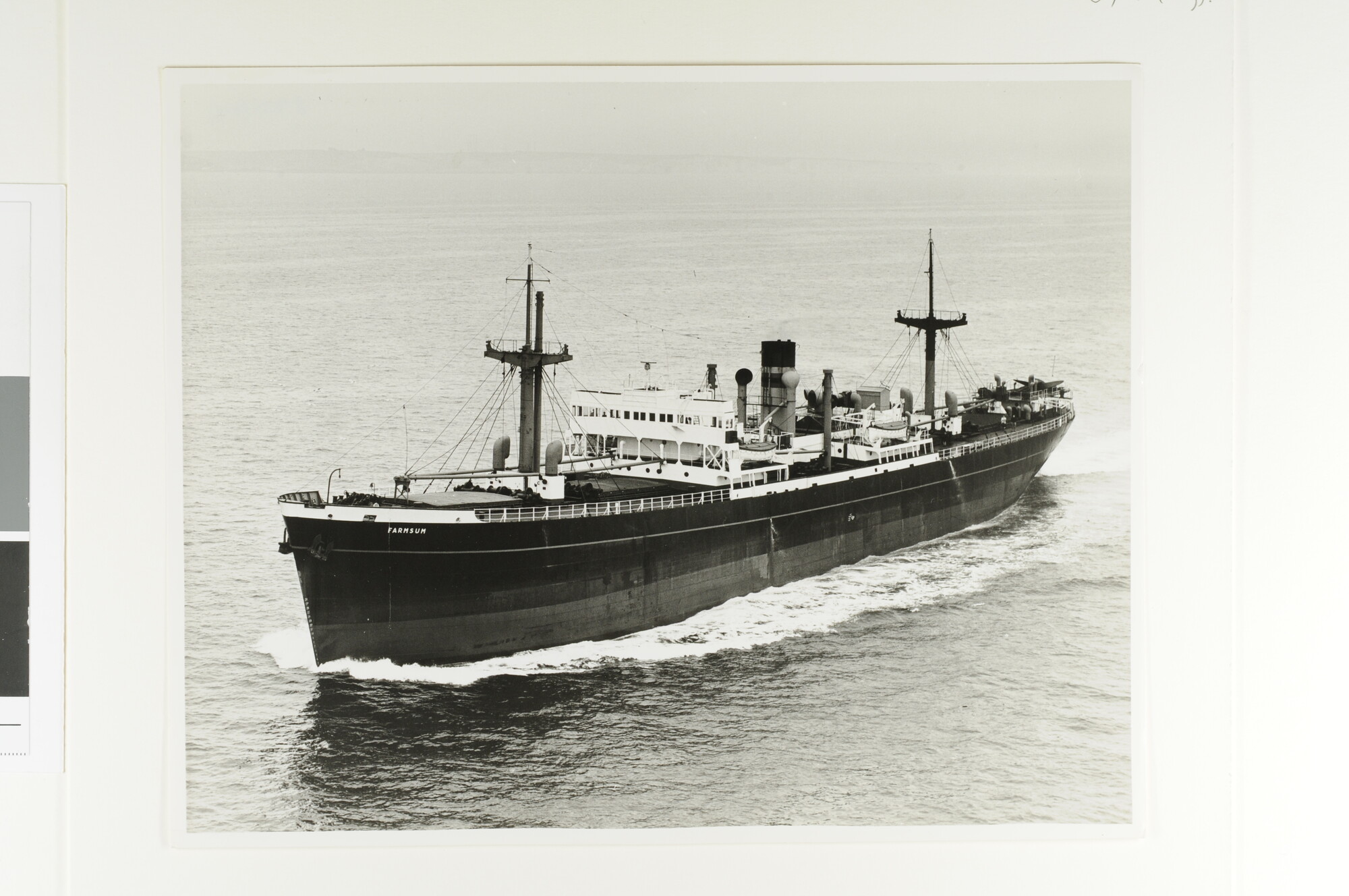 S.7032(039); Het vrachtschip ss. 'Farmsum' van de NV; foto