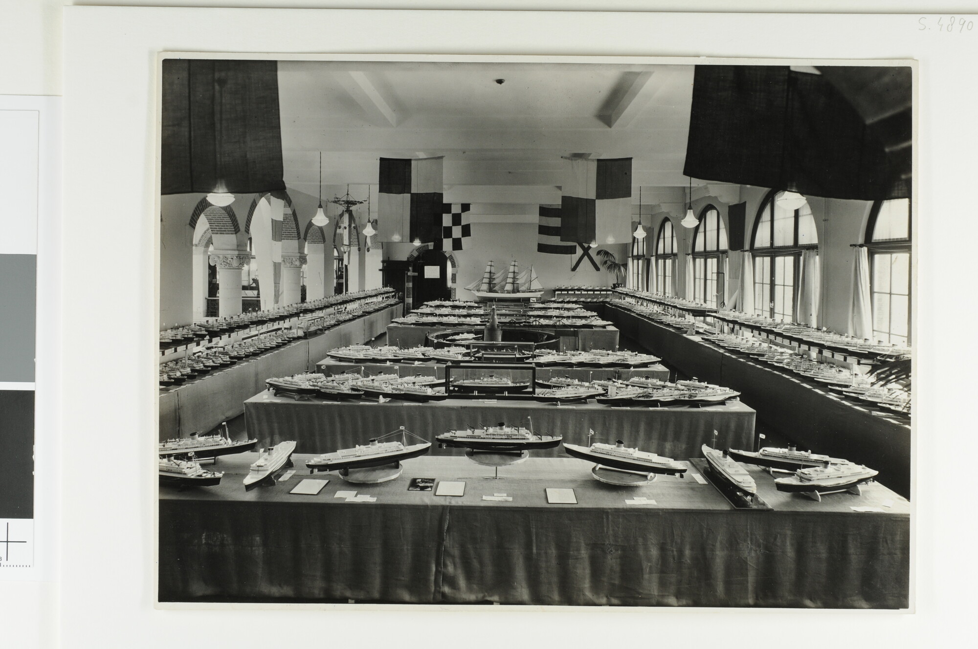 S.4890 b; Tentoonstelling met inzendingen voor de modelbouwwedstrijd ms. Oranje in het Koloniaal Instituut; foto