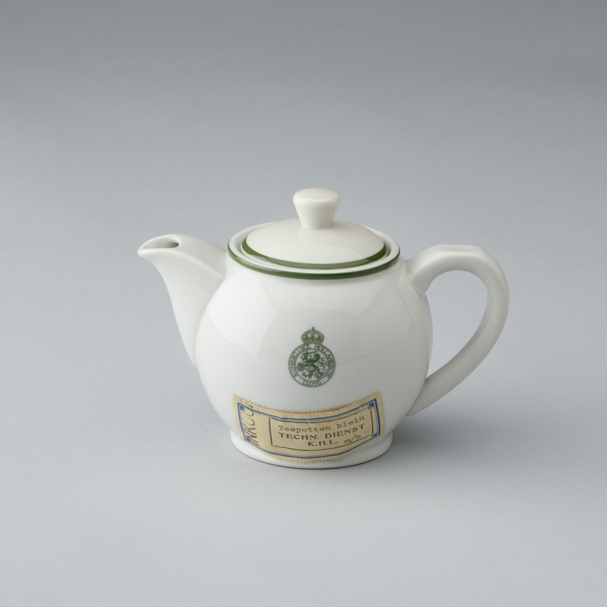 S.6483(2030); Theepot van porselein, klein model, met het logo van de Koninklijke Hollandsche Lloyd; theepot
