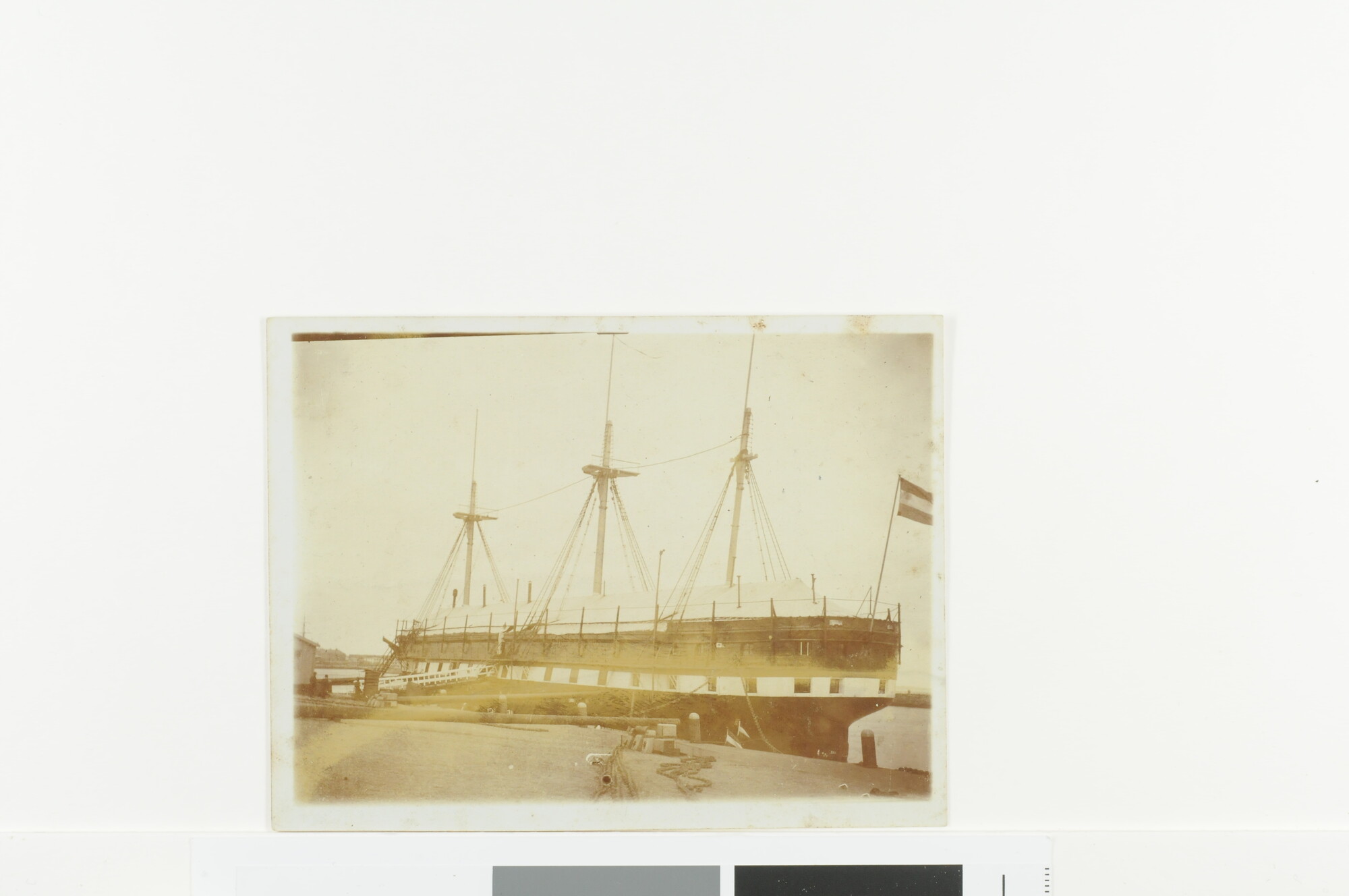 S.5626(28)2; Het wachtschip Hr.Ms. Neptunus afgemeerd aan het Nieuwe Diep te Den Helder; foto
