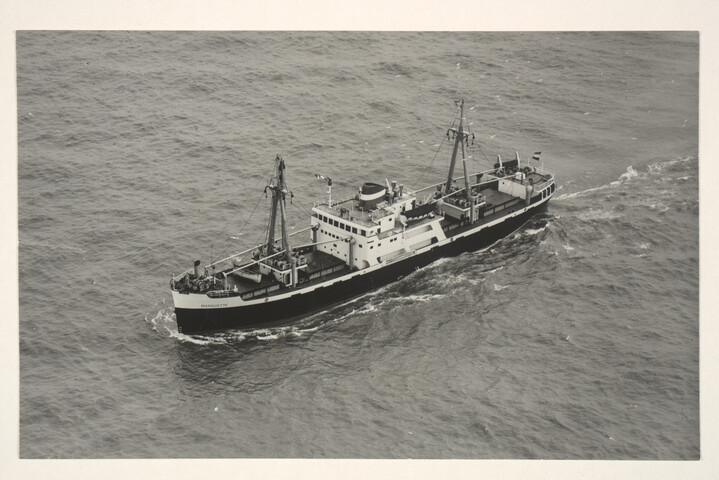 S.5219(12)0103; Luchtfoto's van de proeftocht van het Finse (Laker) vrachtschip ms. 'Marquette' van de Cyprien Fabre Fraissinet te Marseilles, april 1953; fotoreportage