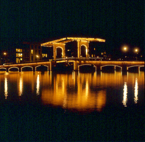 S.9100(1543); Dia van de Amstel met de Magere Brug , geïllumineerd; diapositief