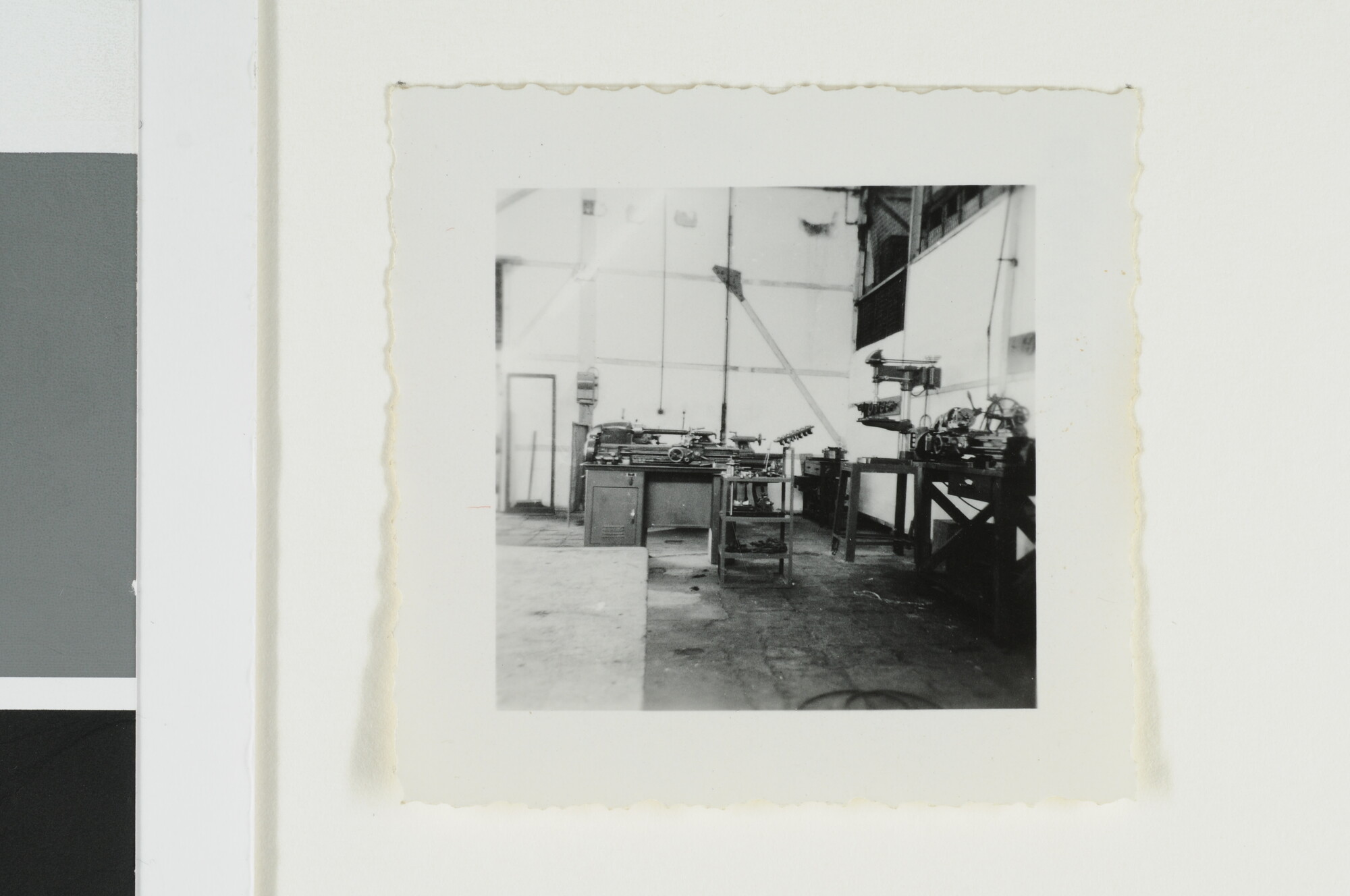 S.5548(108)31; Fotos van het hoofdgebouw en de werkplaats van Radio Holland in Tandjong Priok [...]; fotoreportage