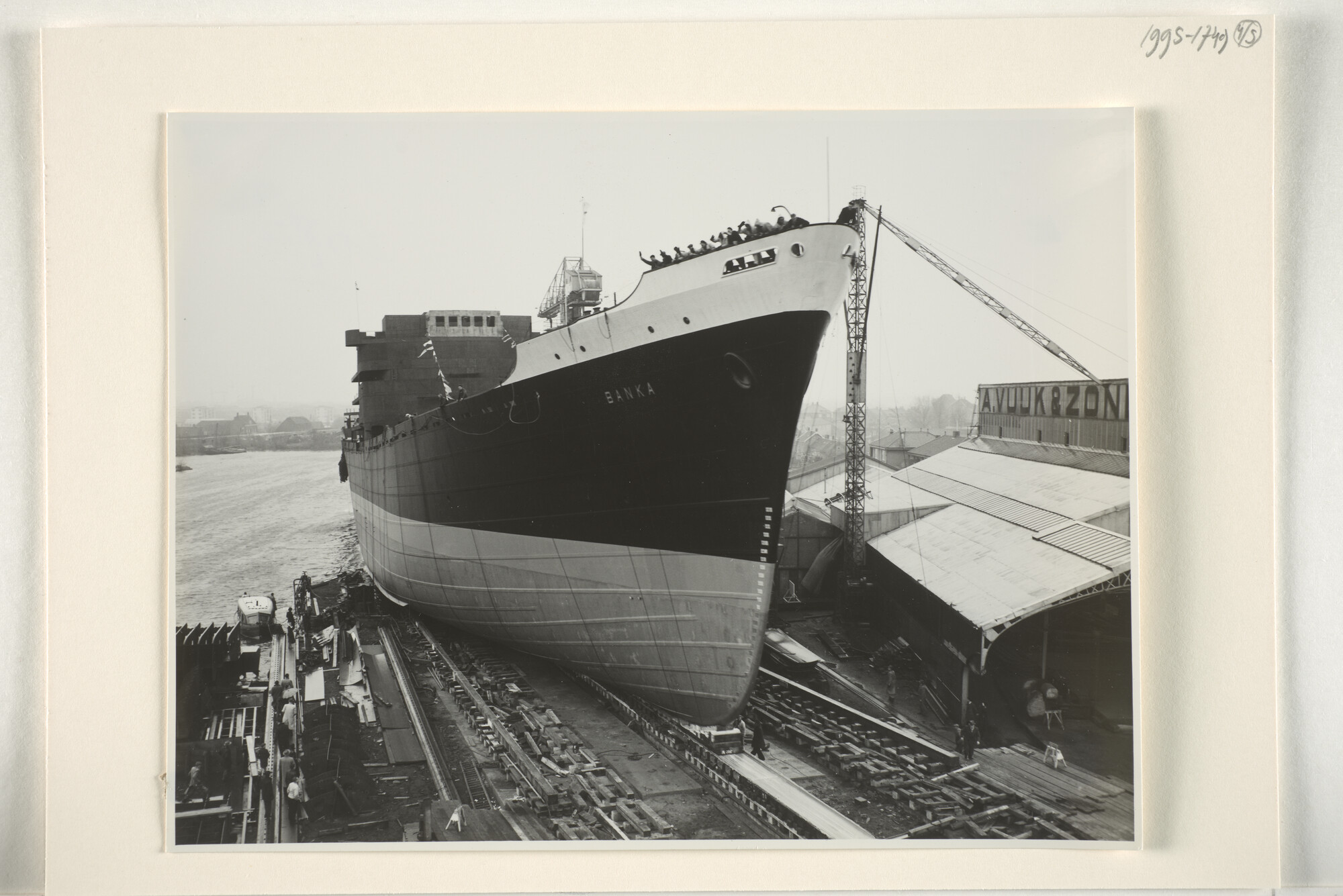 1995.1749; Foto's van het vrachtschip ms. 'Banka' van de SMN vlak voor en tijdens de tewaterlating bij de werf van A. Vuijk & Zn; fotoreportage