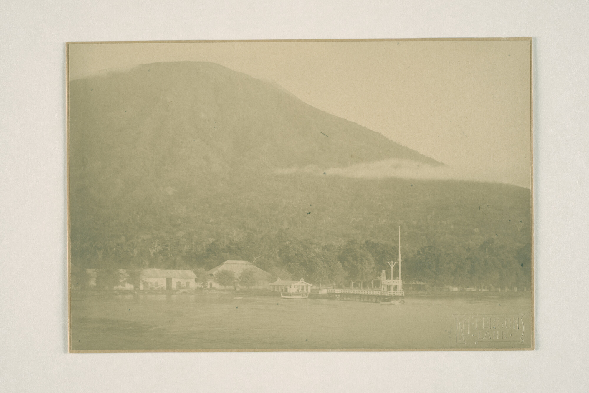 1994.5854a; Diverse foto's van een kampong aan de kust op Ternate; fotoreportage