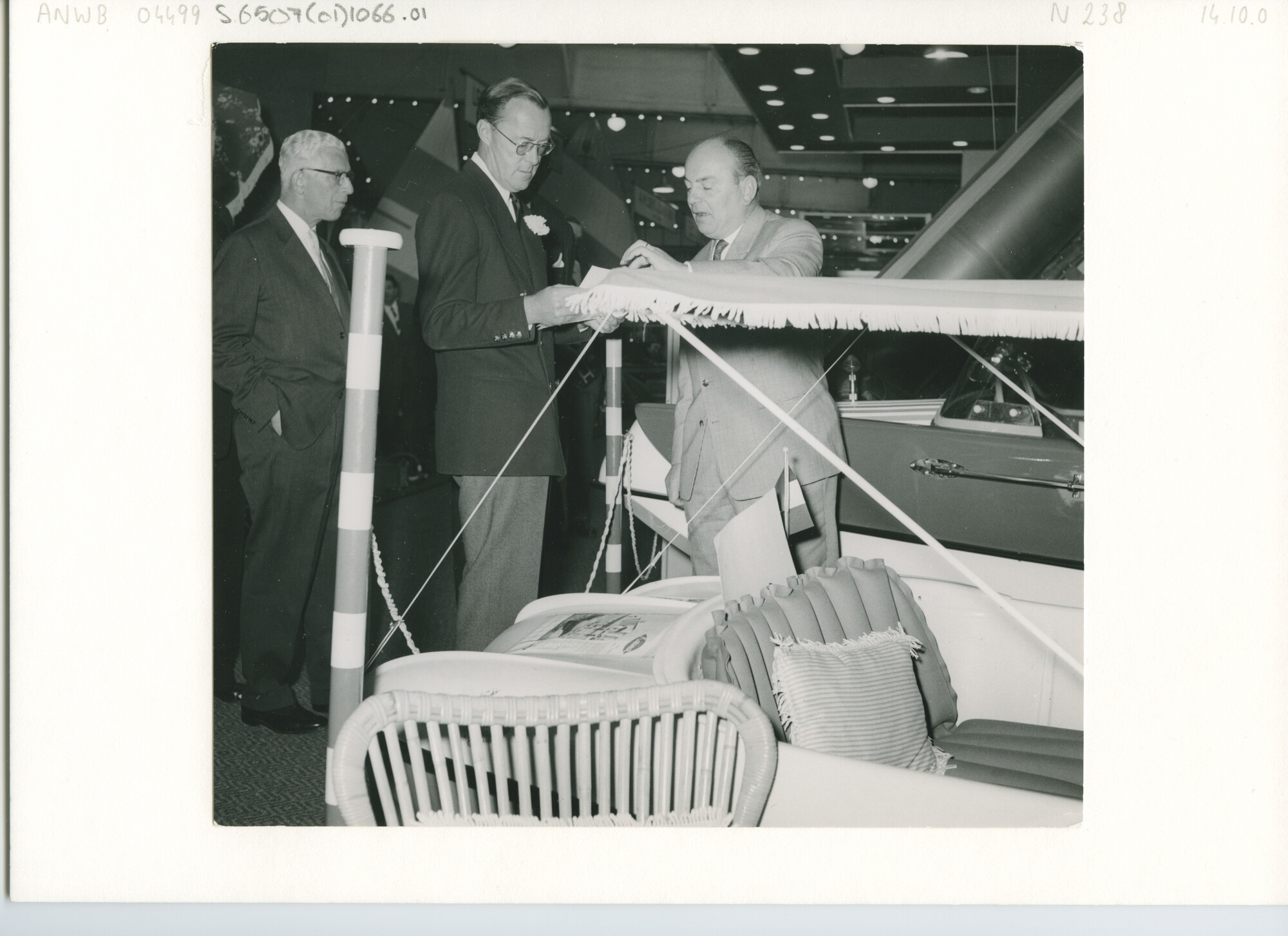 S.6507(01)1066.01; Foto van het bezoek van prins Bernhard aan de HISWA 1960; foto
