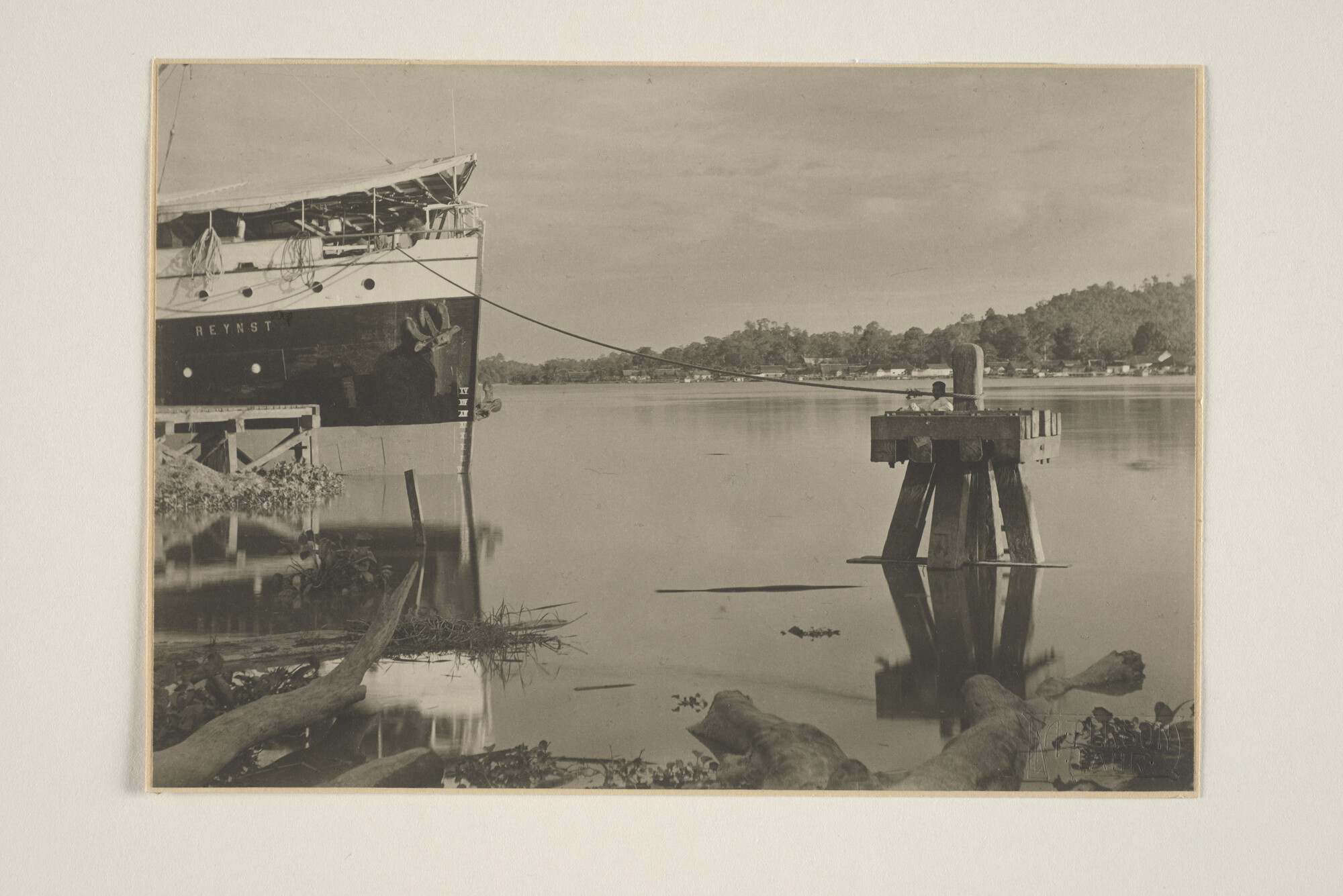 1994.1663; Het ss. 'Reijnst' van de KPM aan de steiger te Samarinda; foto