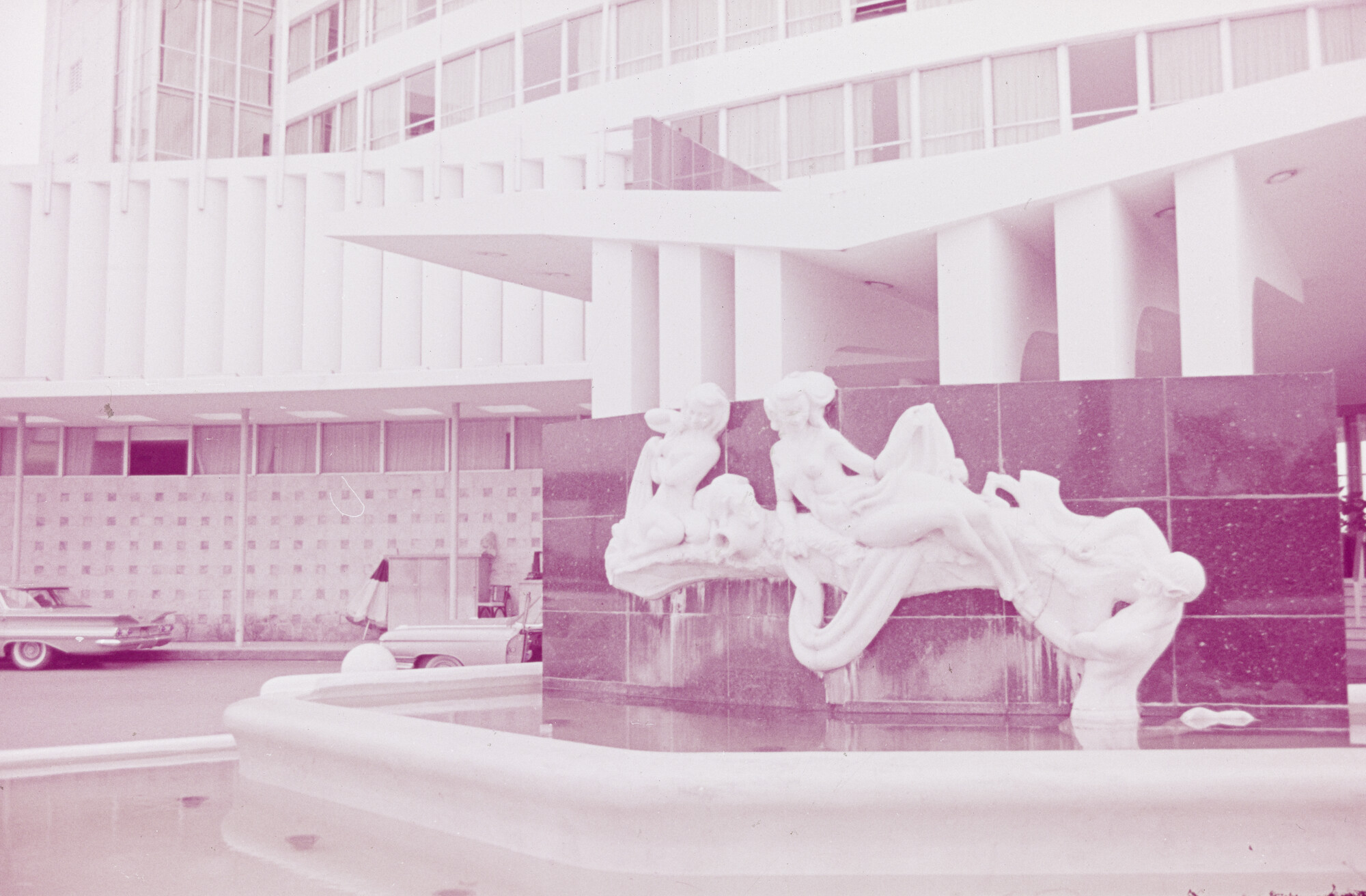2015.0696; Dia van een fontein met beeldengroep voor het Diplomat Hotel in Miami; diapositief