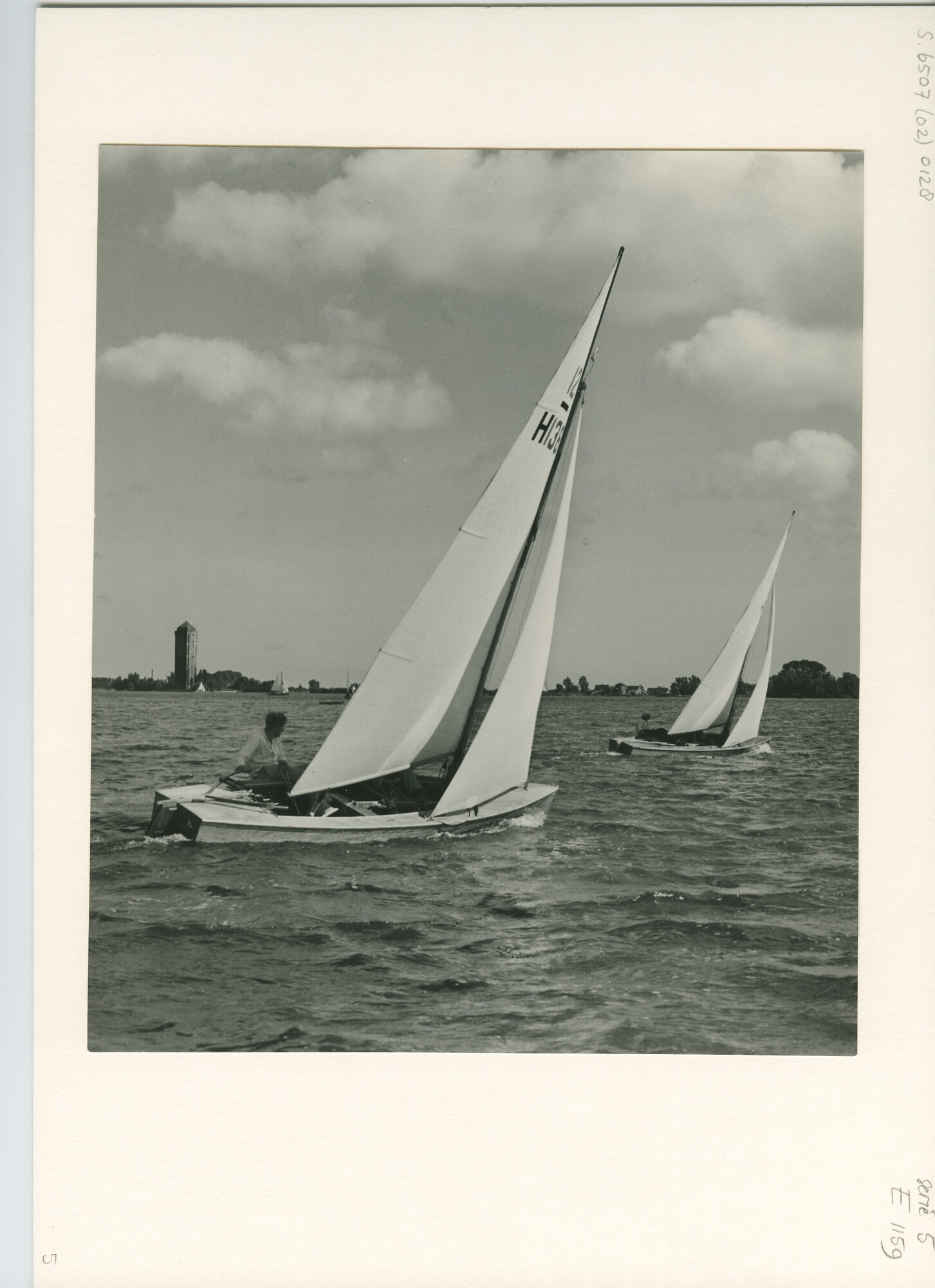 S.6507(02)0128.01; Zwart-wit foto van de 12m² klasse tijdens de een wedstrijd om het Nederlands Kampioenschap 1953 op de Westeinderplassen; foto