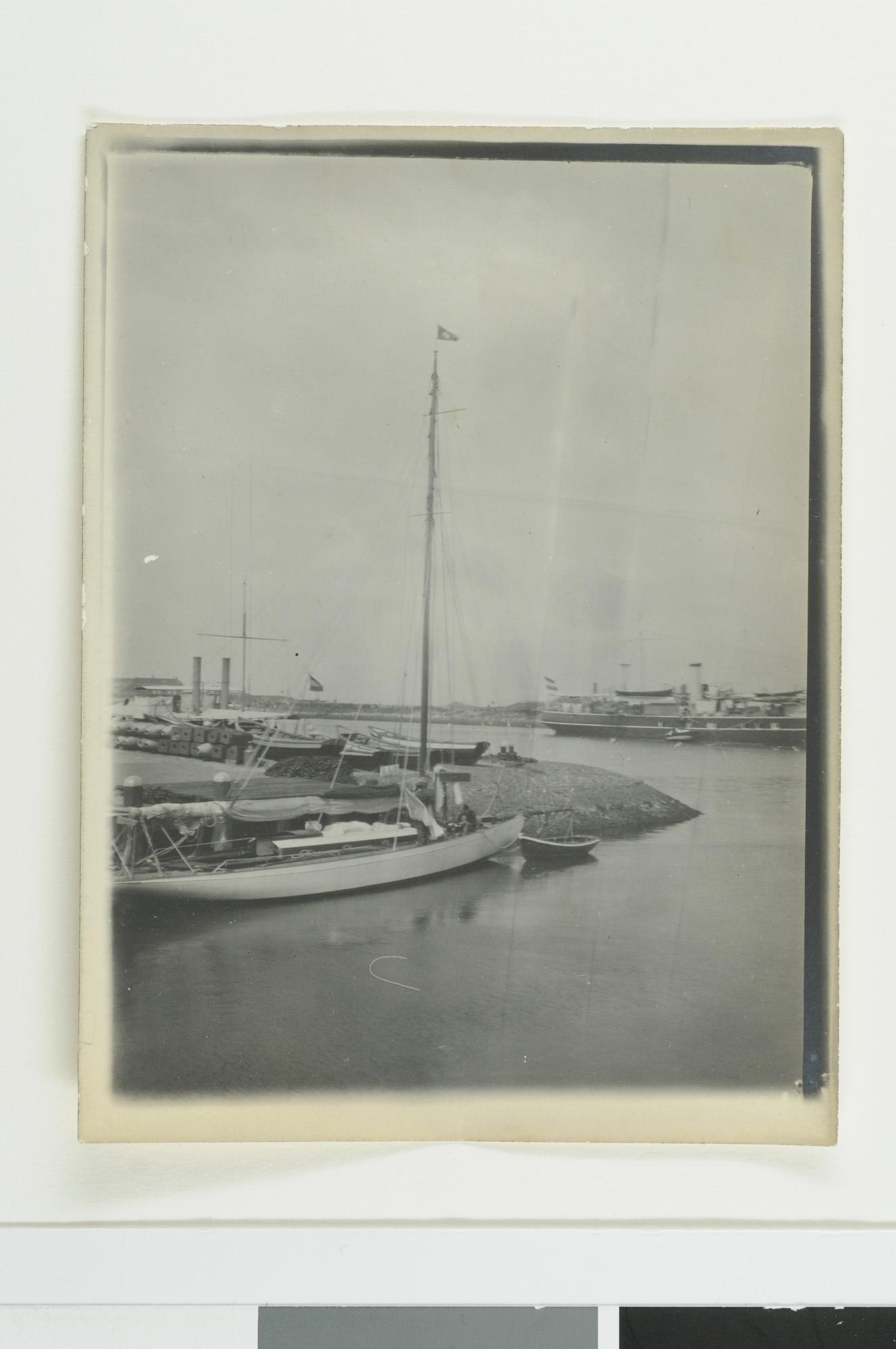 S.5707(04); Vier foto's van een zeiltocht rond de Zuiderzee en door Friesland omstreeks 1910; fotoreportage