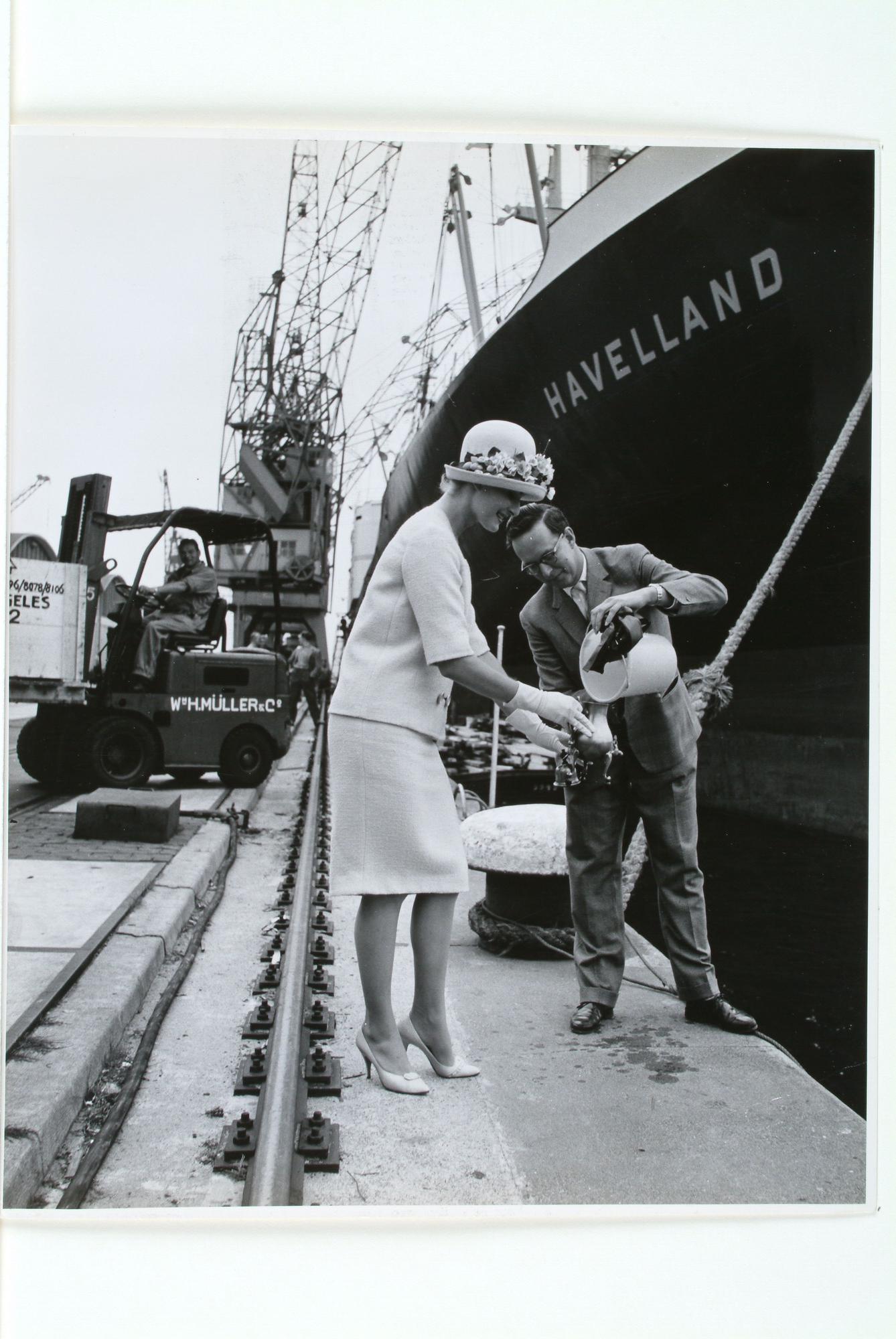 1998.2128; Vullen van een tinnen kraantjeskan met IJ-water als Amsterdamse inzending voor de 'beauty and international friendship' festiviteit, juli 1960; foto