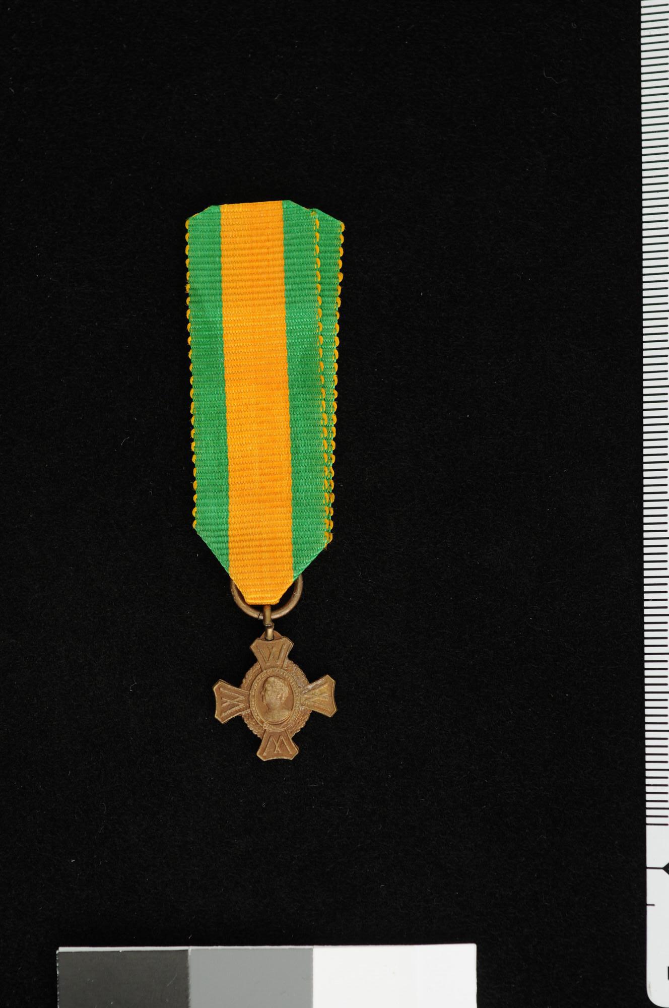 S.5548(093)o; Oorlogsherinneringskruis, aan oranje en groen lint; onderscheiding