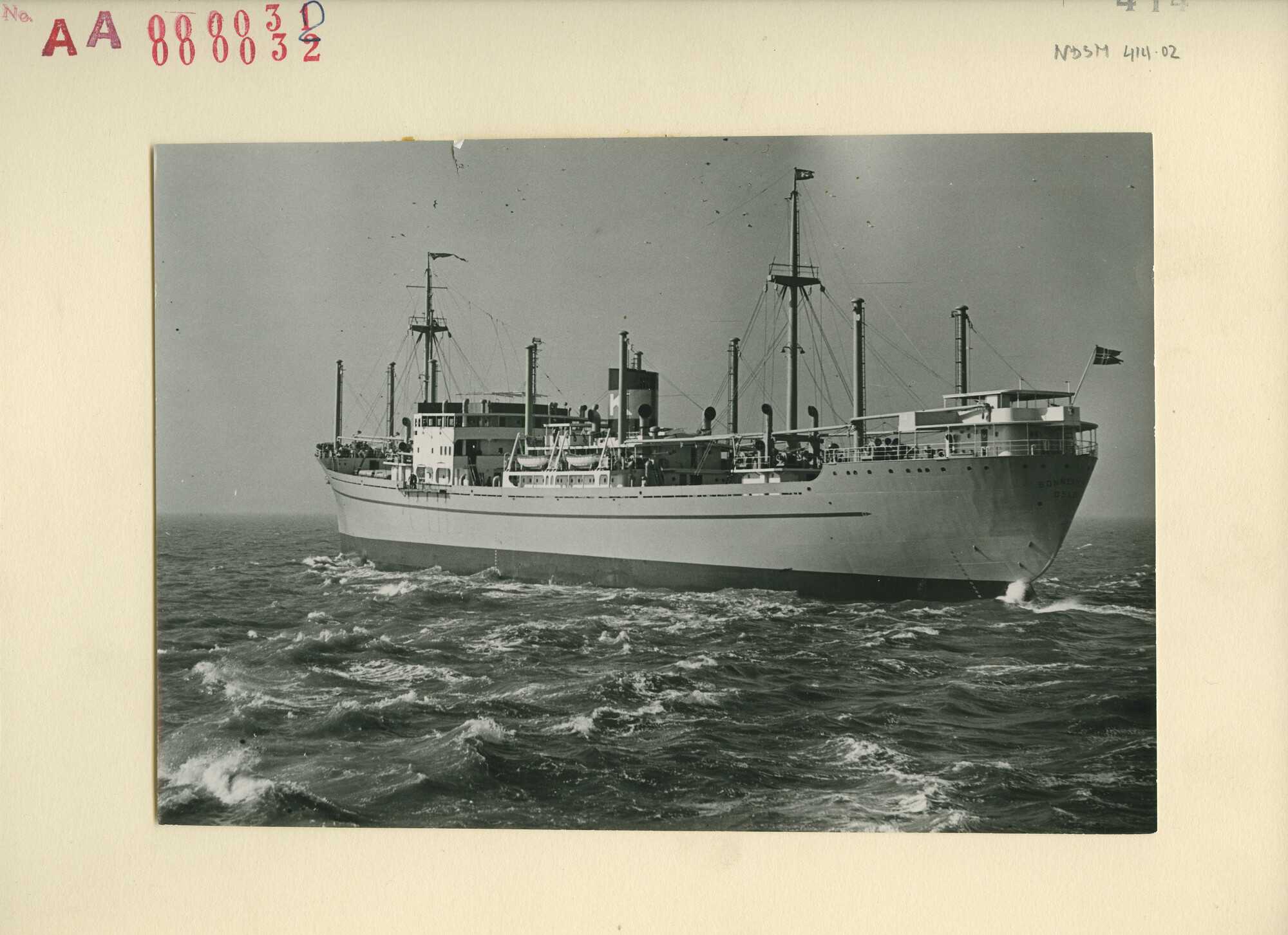 S.5444(1299); Foto van het passagiersschip ms. Bonneville, op zee; foto