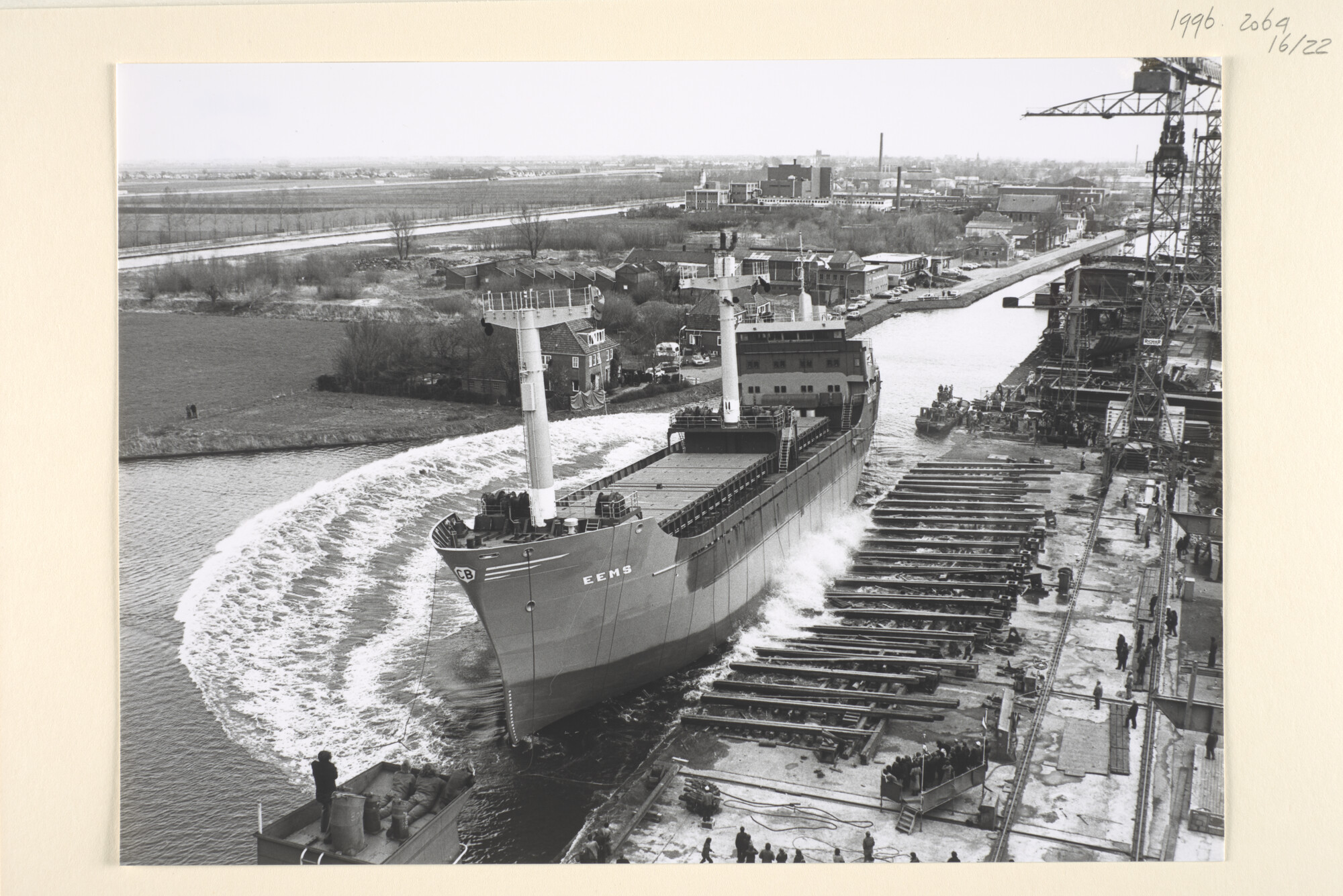 1996.2064; Foto's van de tewaterlating van de coaster ms. 'Eems' van C. Bos te Schiedam; fotoreportage
