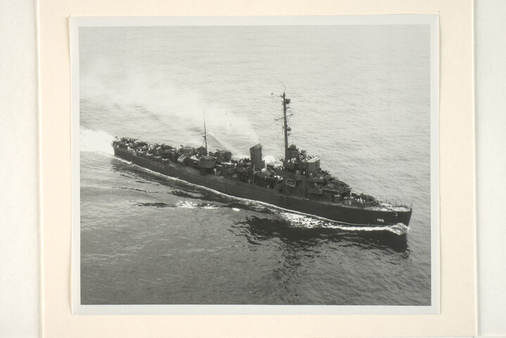 1994.7043; Luchtfoto's van de aankomst van het fregat Hr.Ms. De Bitter (ex- USS Rinehart DE 196) in Den Helder; fotoreportage