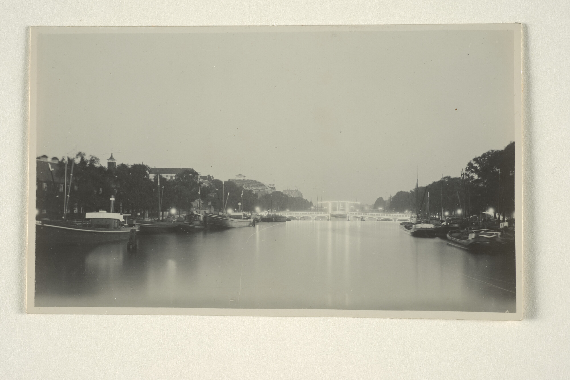 1997.1432; Foto's van de illuminatie van de Magere Brug te Amsterdam, 5 augustus 1926; fotoreportage