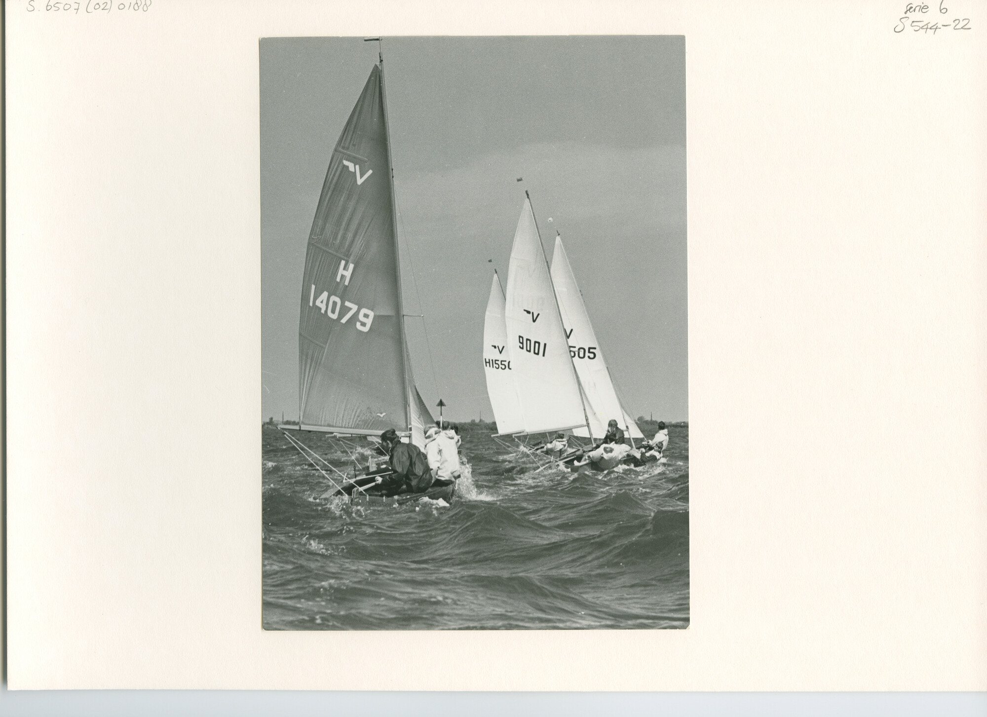 S.6507(02)0188.04; Zwart-wit foto van de Vaurienklasse bij stevige wind tijdens de Sneekweek 1965; foto