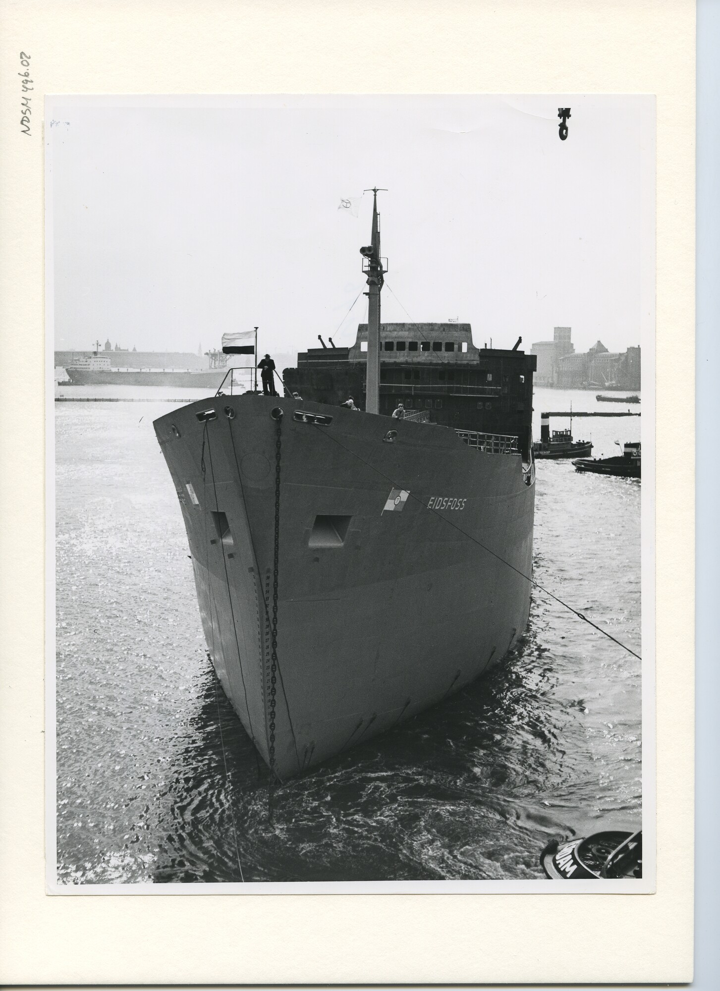 S.5444(2875)3; Foto van de tewaterlating van de tanker ms. Eidsfoss; foto