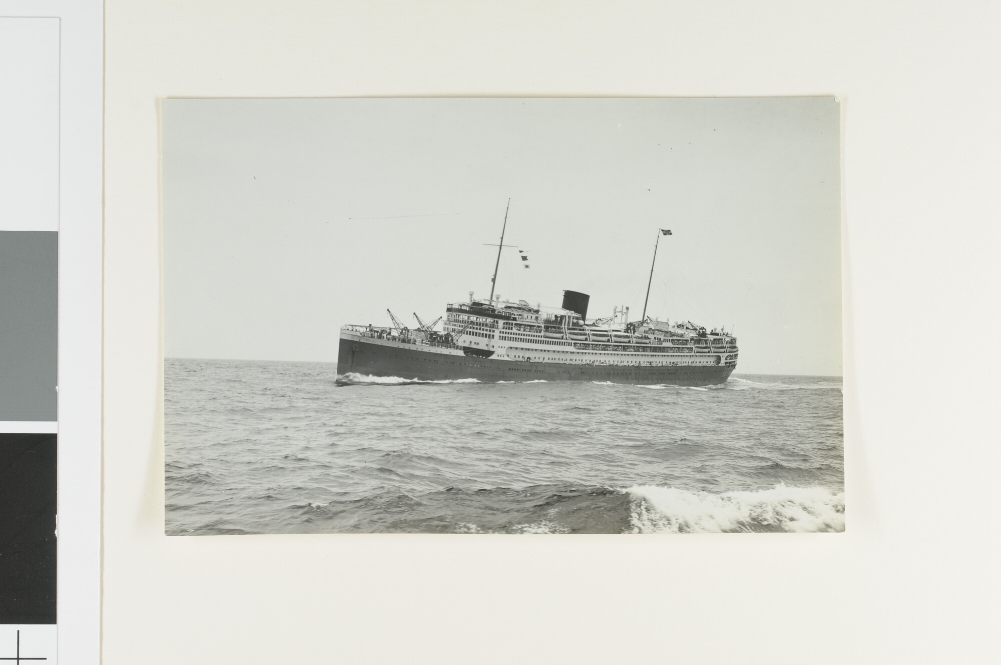 S.4380(04)426; Het passagiersschip ms. 'Dempo' van de Rotterdamsche Lloyd op zee, gezien bij de passage vanaf een ander schip; foto