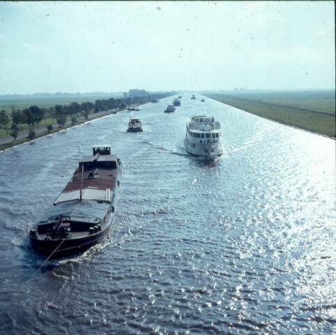 S.9100(1655); Dia van het Amsterdam-Rijnkanaal. Kanaal bij Weesp, met groot passagiersschip; diapositief