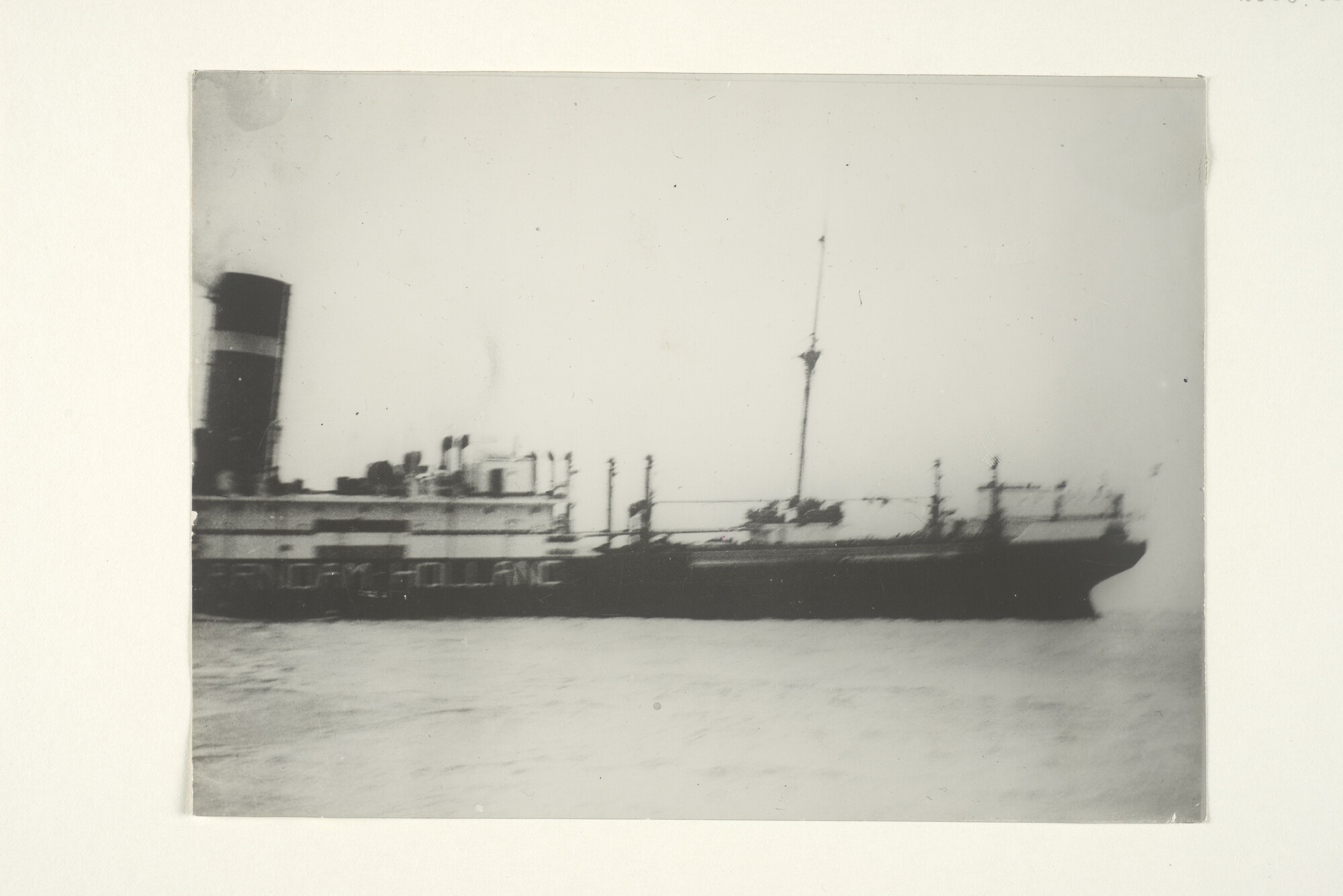 2000.3391; Het passagiersschip ss. 'Spaarndam' van de Holland-Amerika Lijn gezonken op de Thames na op een mijn gelopen te zijn [...]; foto