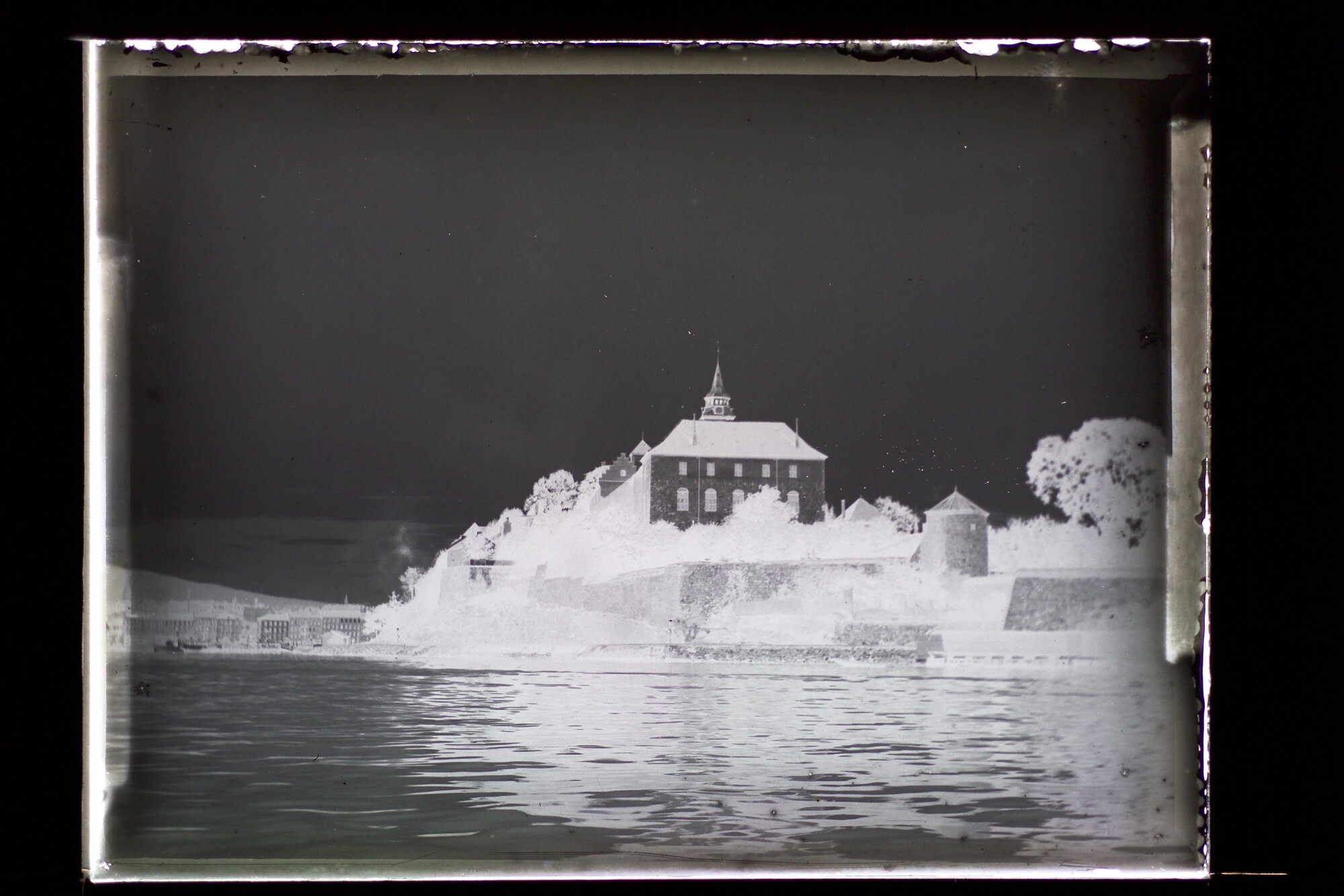 S.3319(051)a; Gezicht op de vesting Akershus in de haven van Oslo; negatief